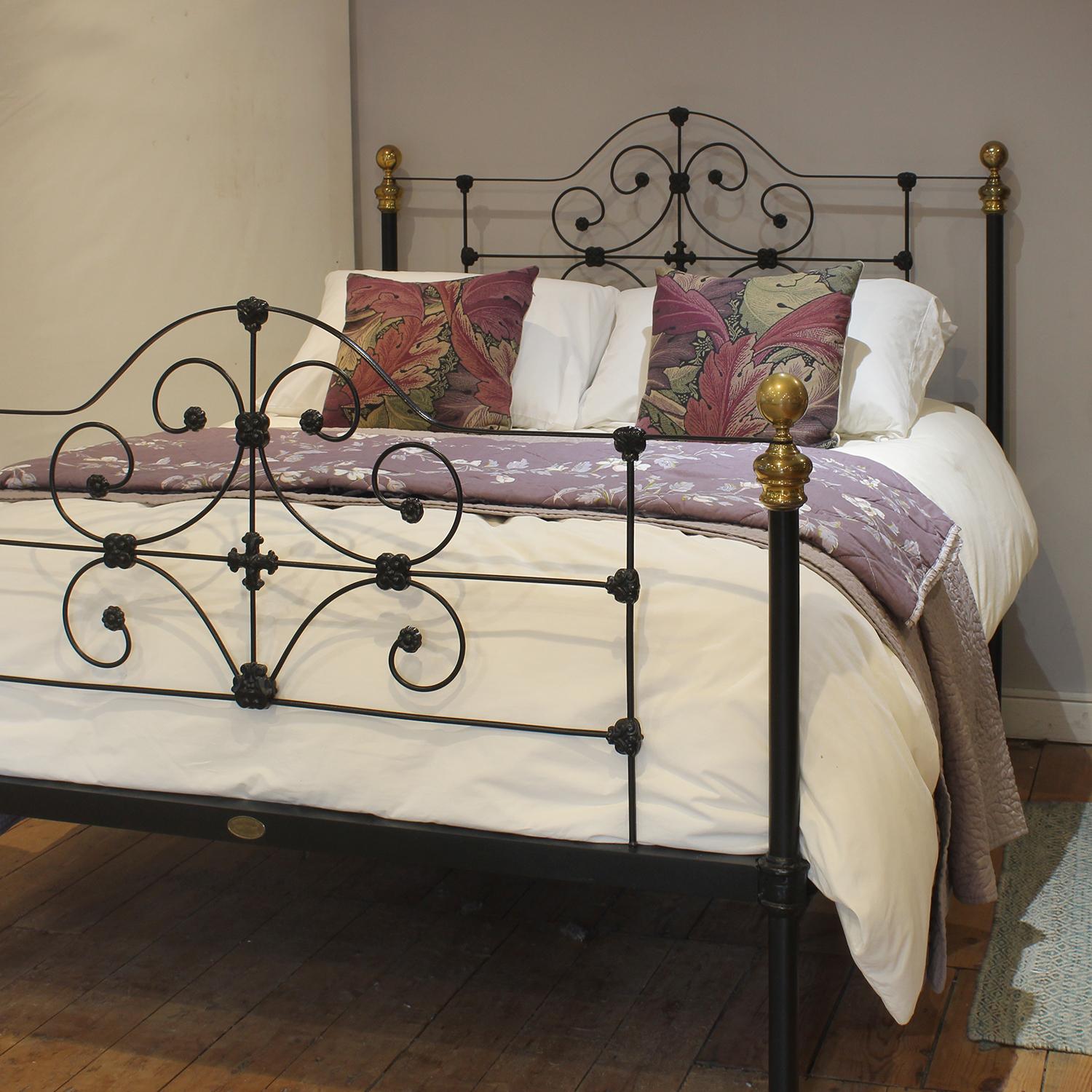 Victorian 5ft Wide Cast Iron and Brass Antque Bed Finished in Black MK321 For Sale