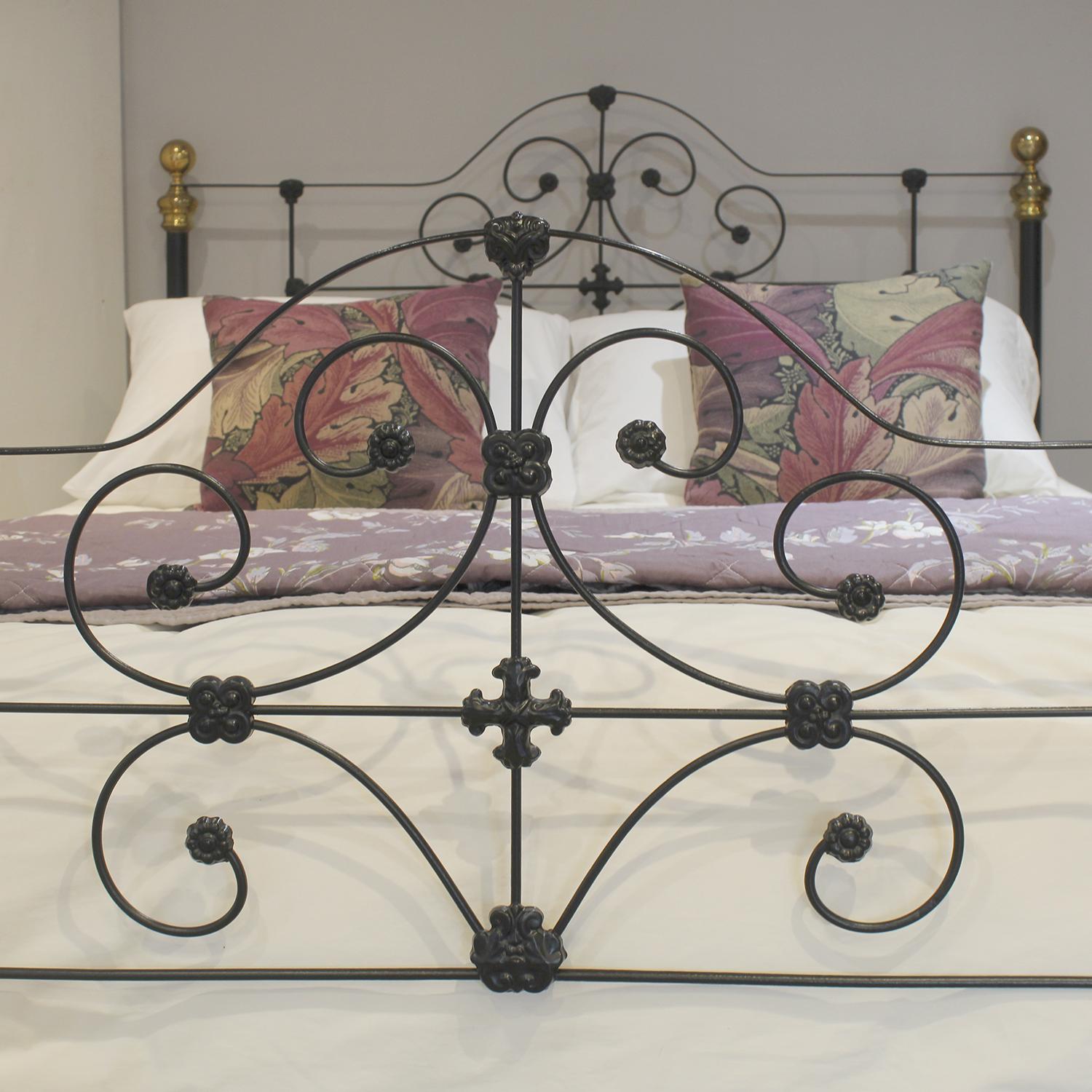 English 5ft Wide Cast Iron and Brass Antque Bed Finished in Black MK321 For Sale