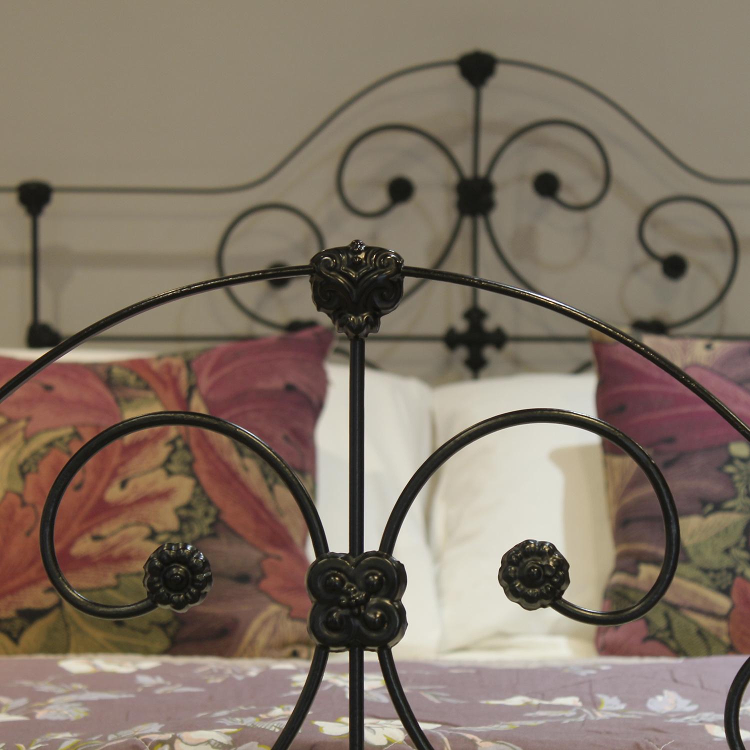 5ft Wide Cast Iron and Brass Antque Bed Finished in Black MK321 In Good Condition For Sale In Wrexham, GB