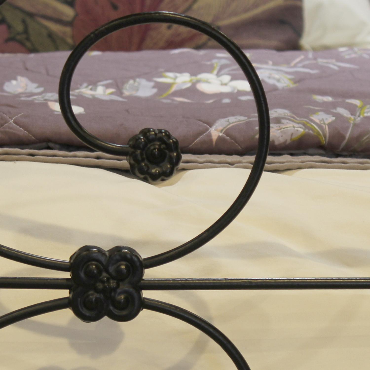 19th Century 5ft Wide Cast Iron and Brass Antque Bed Finished in Black MK321 For Sale