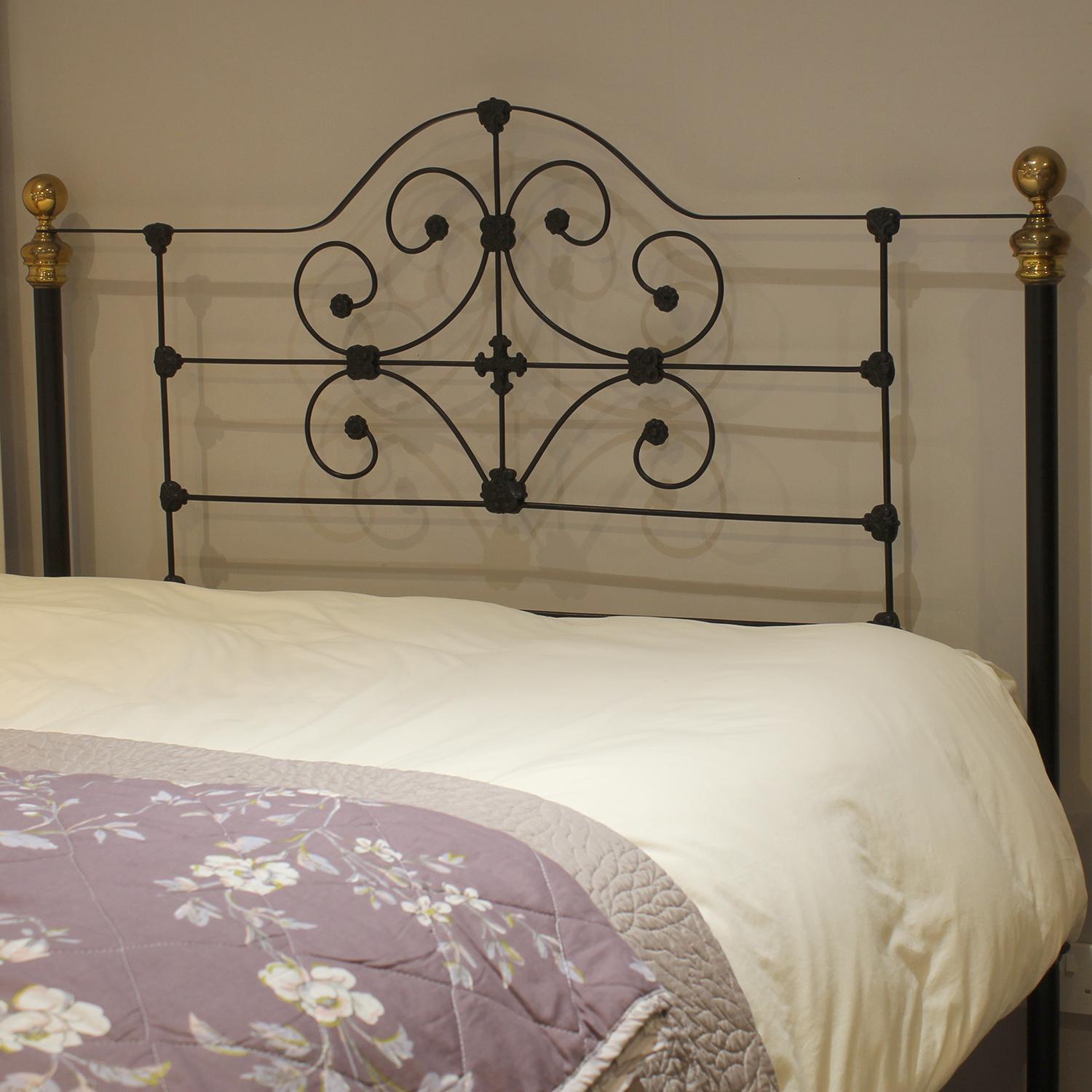 5ft Wide Cast Iron and Brass Antque Bed Finished in Black MK321 For Sale 1