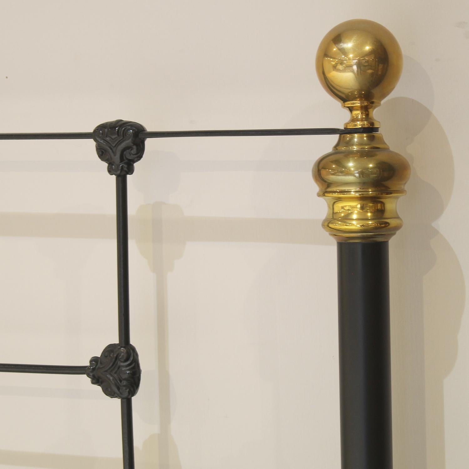 5ft Wide Cast Iron and Brass Antque Bed Finished in Black MK321 For Sale 2