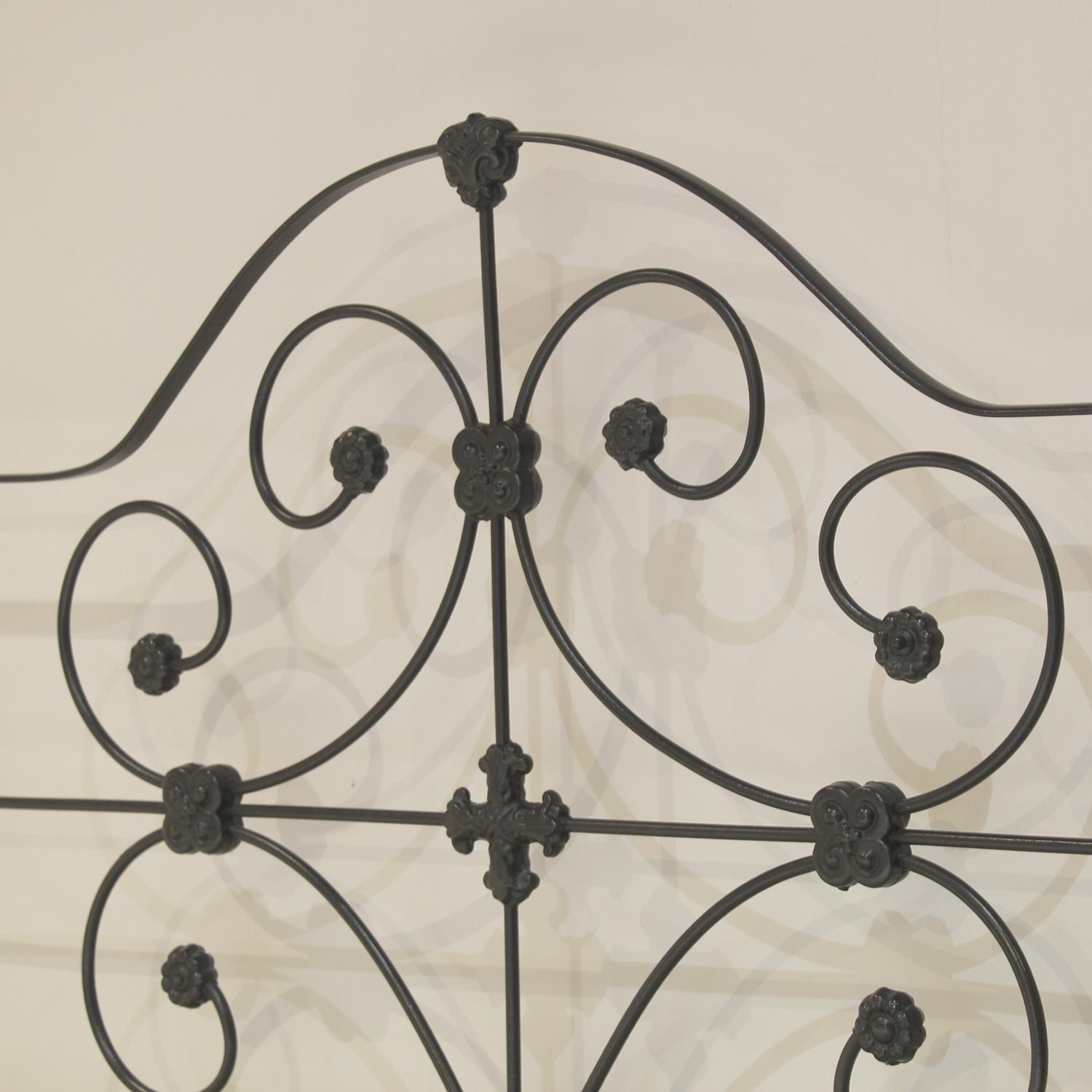 5ft Wide Cast Iron and Brass Antque Bed Finished in Black MK321 For Sale 3
