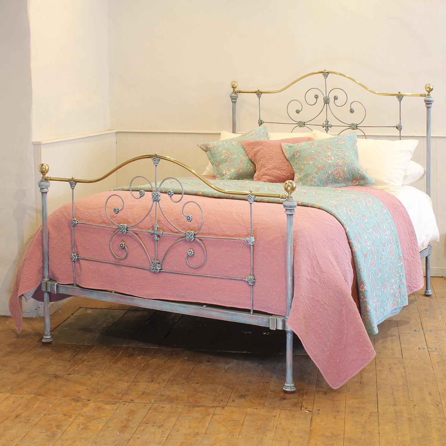 A superb cast iron antique bed finished in blue verdigris with decorative scroll design and daisy castings, and serpentine brass top rails.

This bed accepts a UK king size or US queen size (5ft, 60in or 150cm wide) base and mattress set.

The price