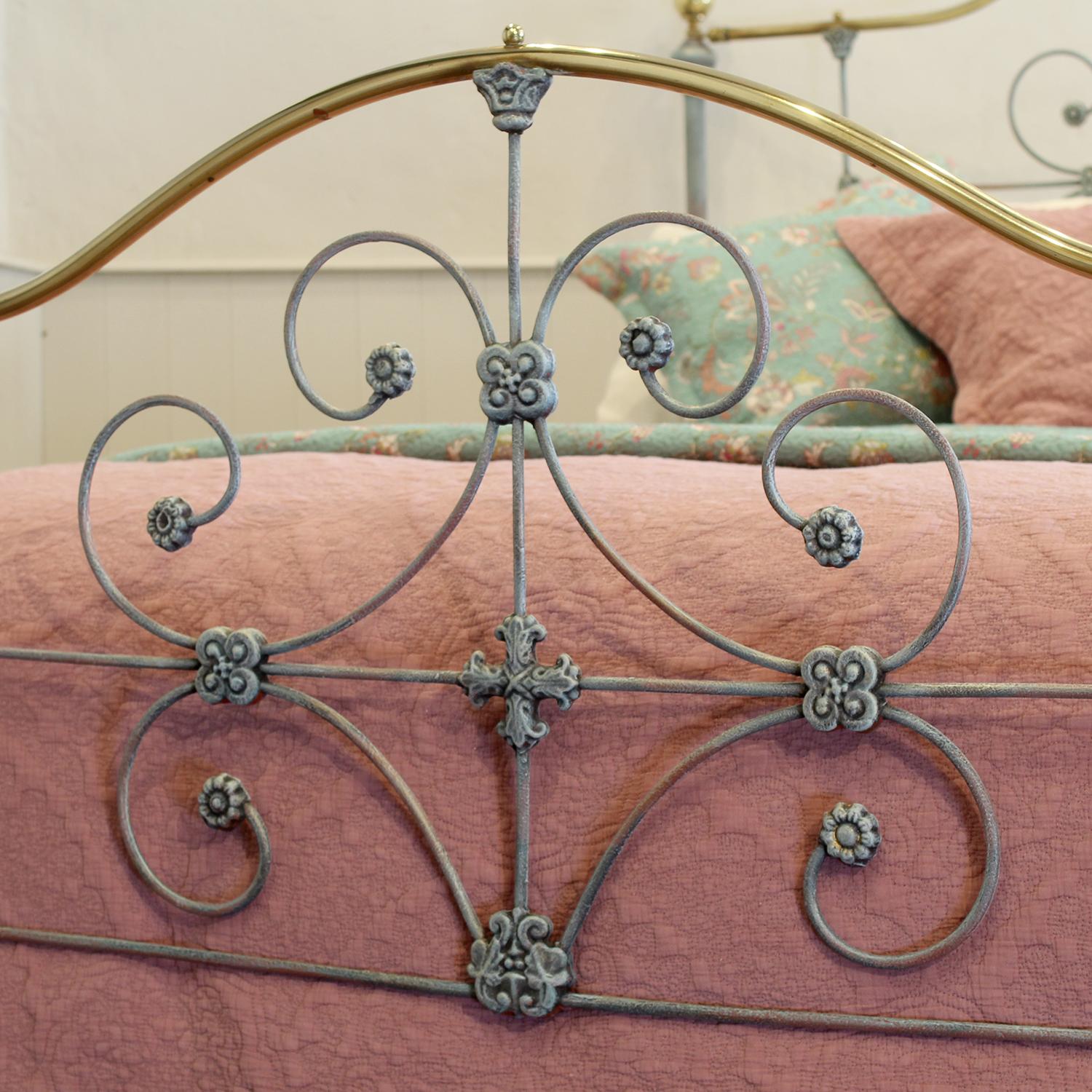 5ft Wide Cast Iron and Brass Antque Bed Finished in Blue Verdigris MK320 In Good Condition For Sale In Wrexham, GB