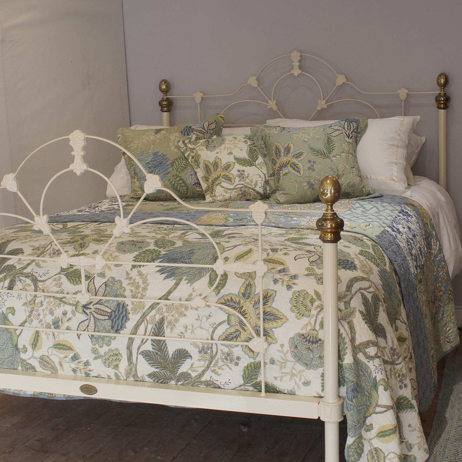 Victorian 5ft Wide Cast Iron and Brass Antque Bed Finished in Cream MK322 For Sale