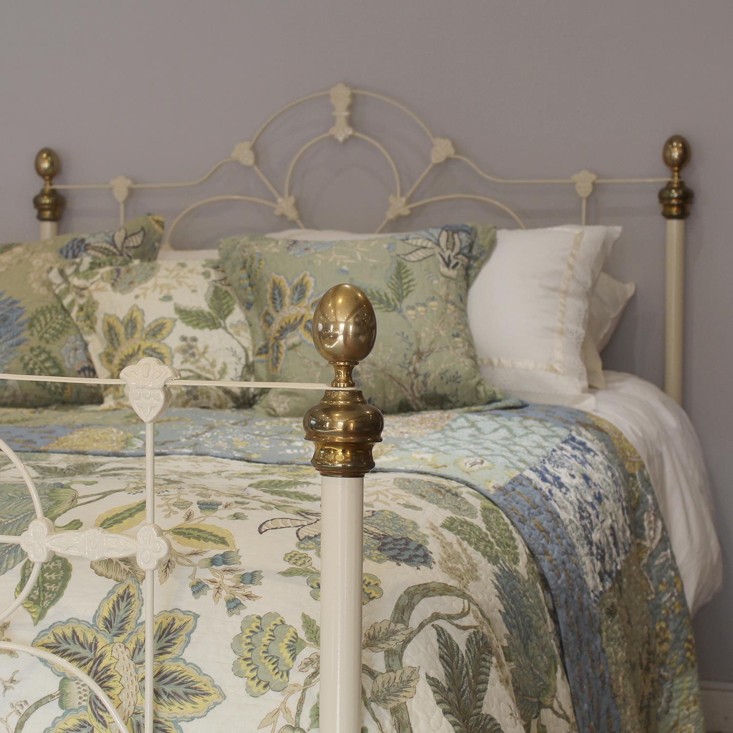 English 5ft Wide Cast Iron and Brass Antque Bed Finished in Cream MK322 For Sale