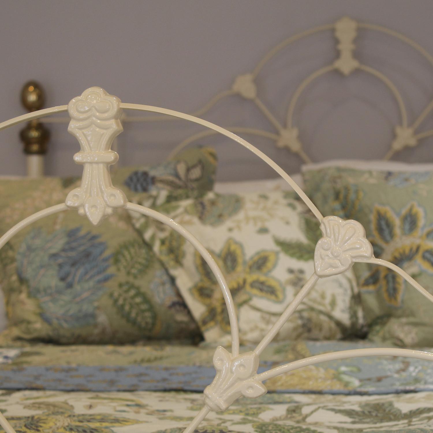 5ft Wide Cast Iron and Brass Antque Bed Finished in Cream MK322 In Good Condition For Sale In Wrexham, GB