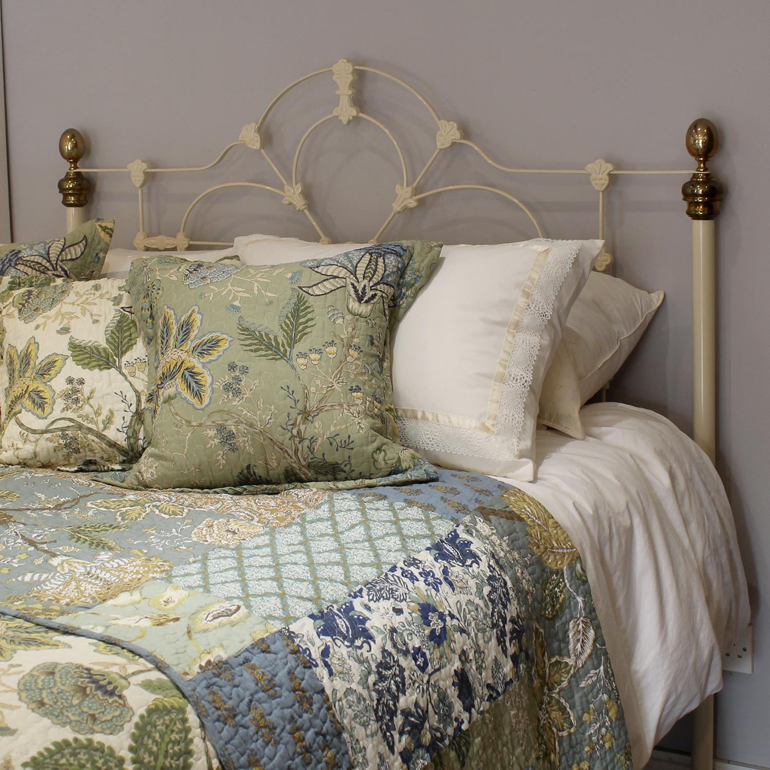 19th Century 5ft Wide Cast Iron and Brass Antque Bed Finished in Cream MK322 For Sale