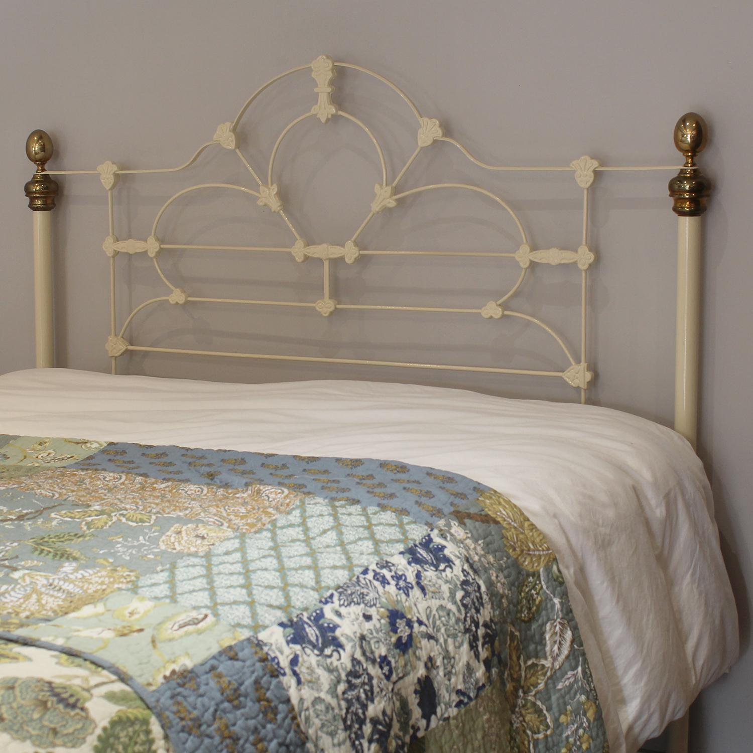 5ft Wide Cast Iron and Brass Antque Bed Finished in Cream MK322 For Sale 1