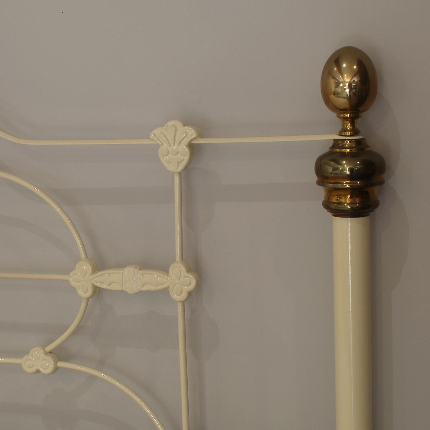 5ft Wide Cast Iron and Brass Antque Bed Finished in Cream MK322 For Sale 2