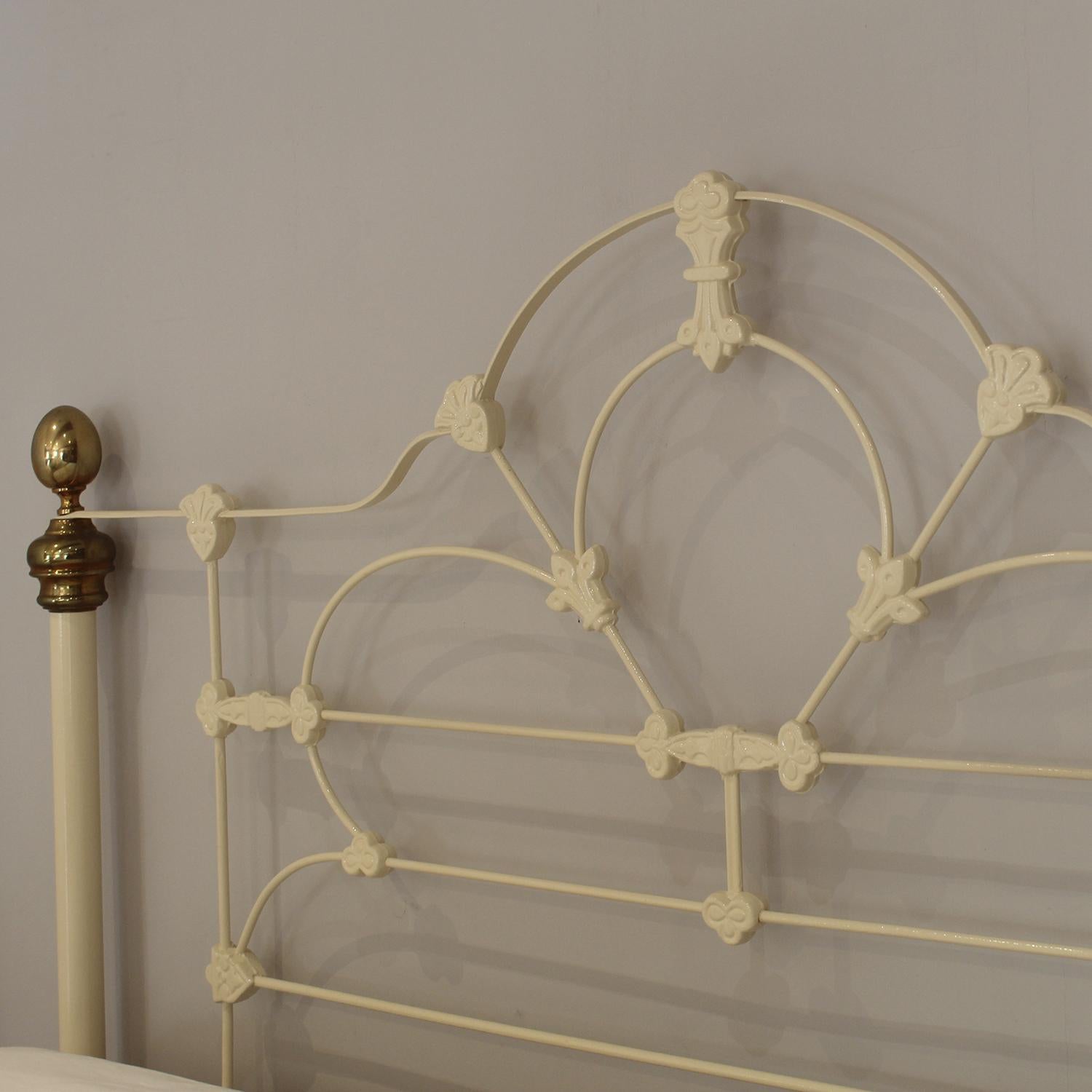 5ft Wide Cast Iron and Brass Antque Bed Finished in Cream MK322 For Sale 3