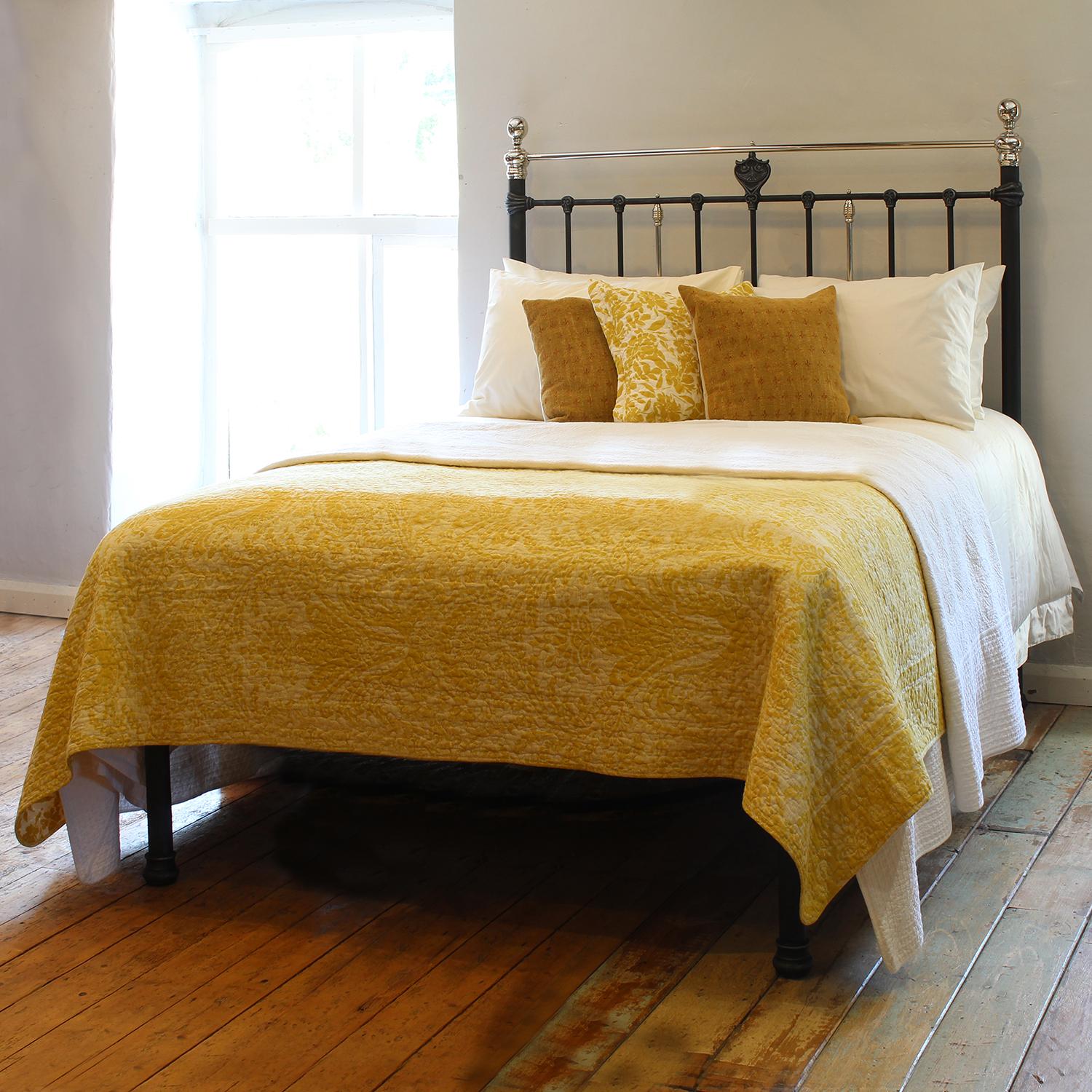 Un lit plateforme antique victorien en fonte avec un pied bas, fini dans notre effet étain peint à la main avec du laiton plaqué nickel.

Ce lit accepte un sommier et un matelas de taille king size britannique ou queen size américaine (5ft, 60in ou