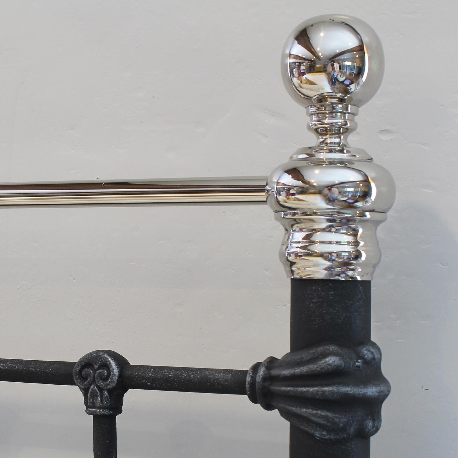 XIXe siècle Lit d'antiquités MK328 de 5 pieds de large à plateforme en fonte et nickel en vente