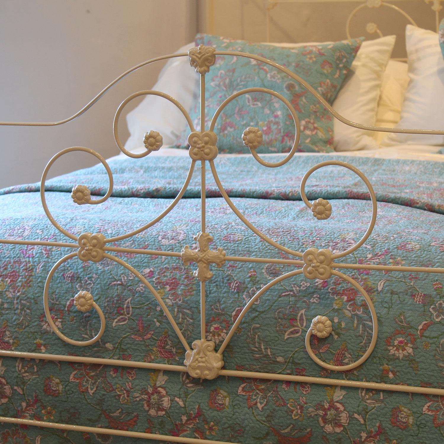 Victorian 5ft Wide Cast Iron Four Poster Bed in Cream, M4P49 For Sale