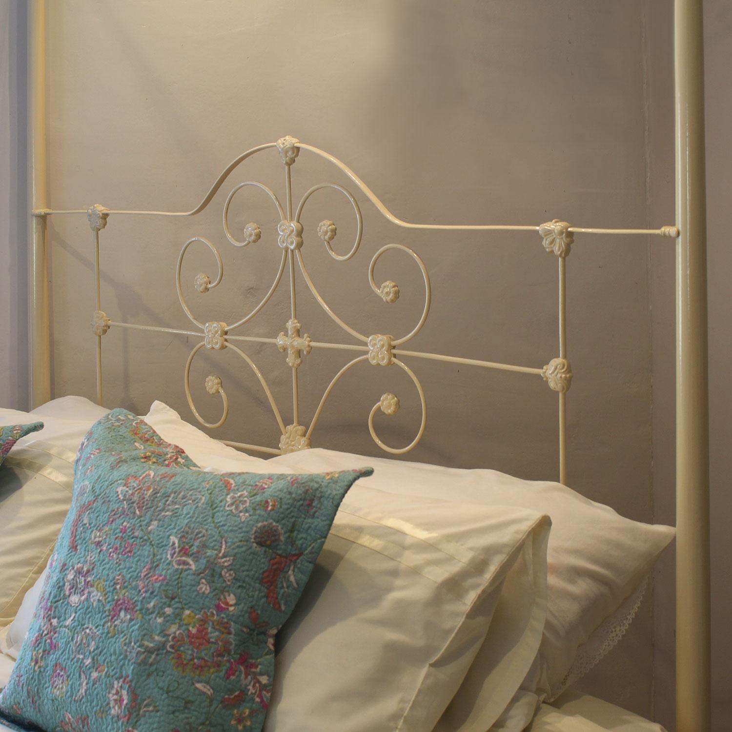5ft Wide Cast Iron Four Poster Bed in Cream, M4P49 In Good Condition For Sale In Wrexham, GB