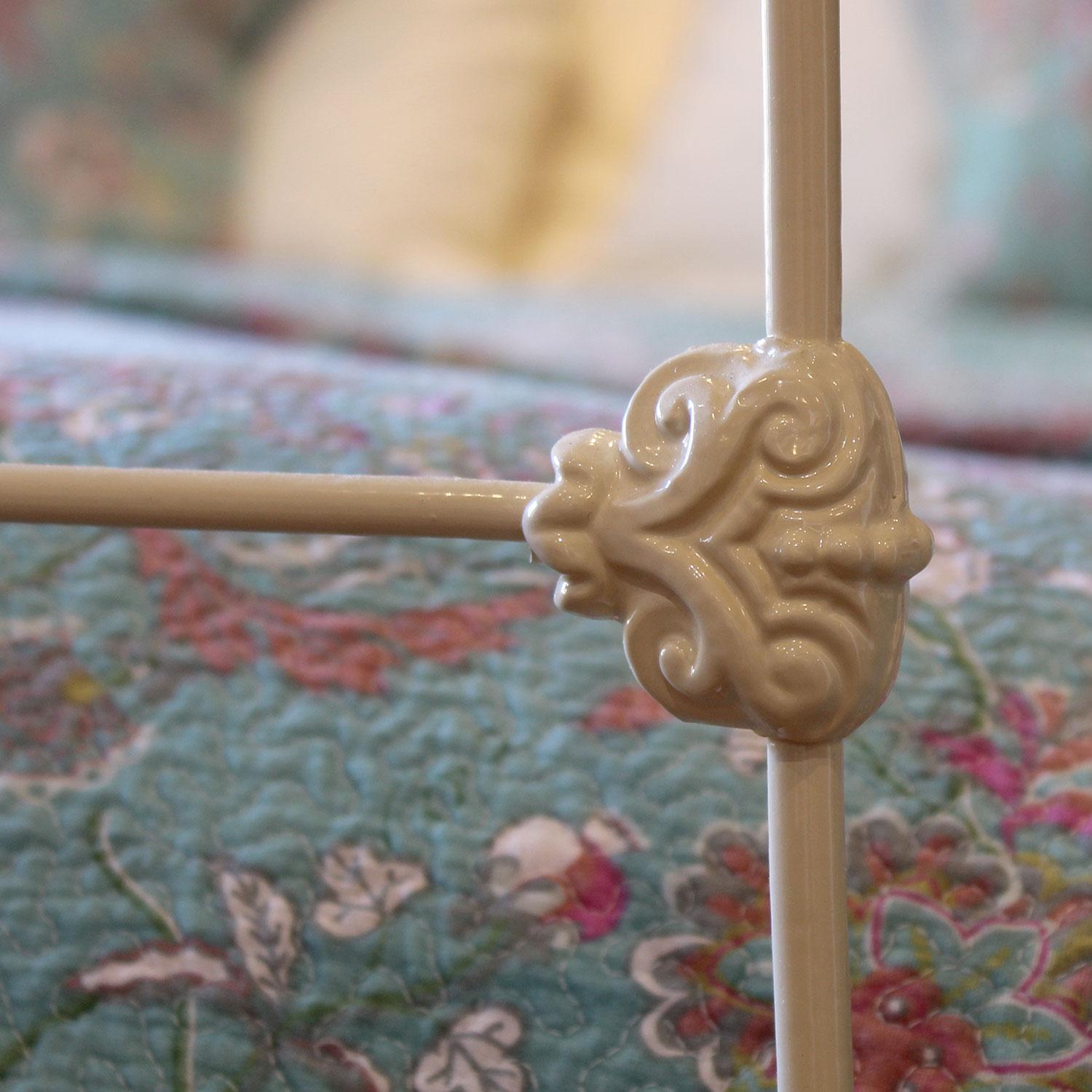 5ft Wide Cast Iron Four Poster Bed in Cream, M4P49 For Sale 3