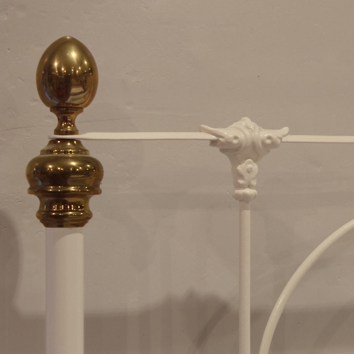 5ft Wide Cast Iron White Antique Bed MK312 4