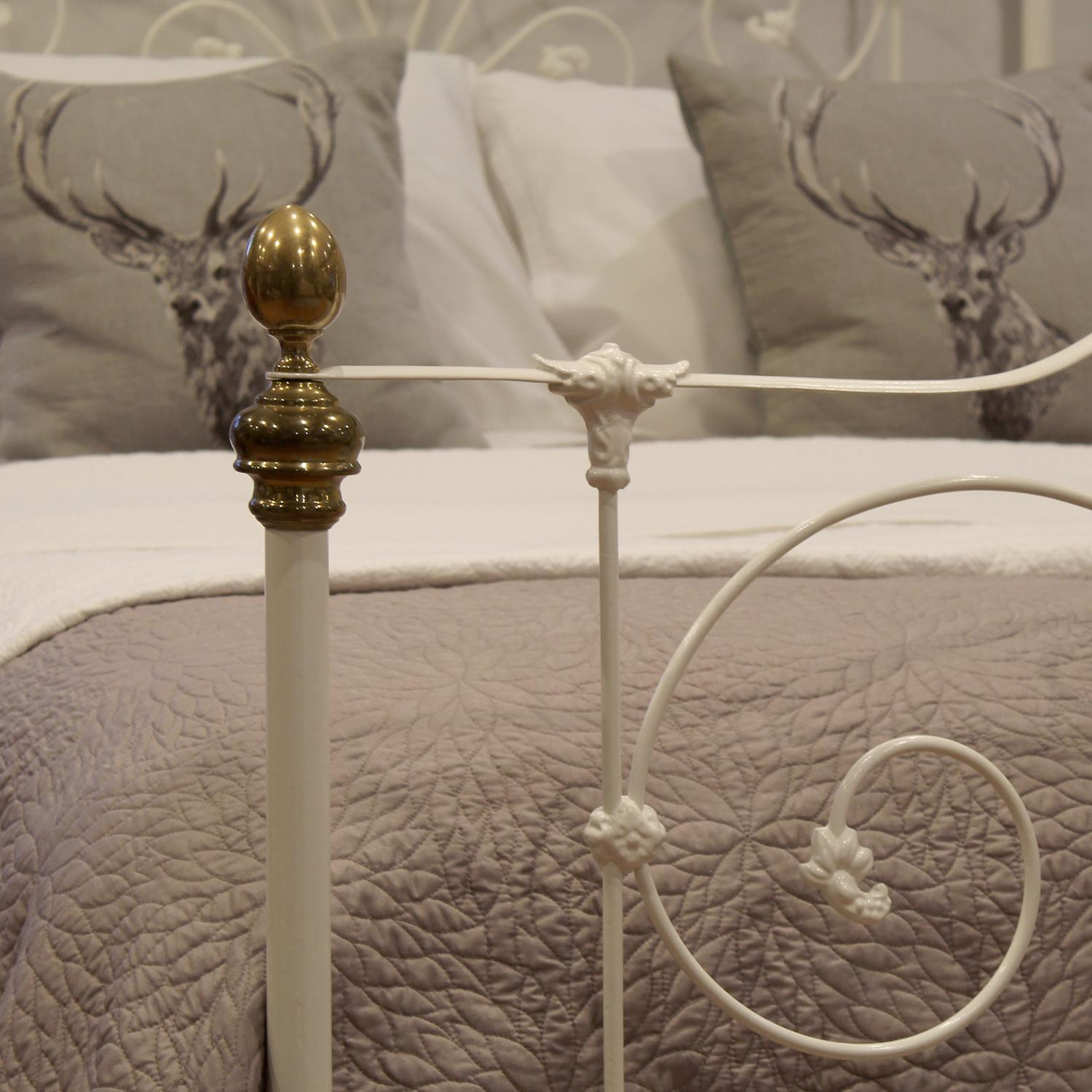 5ft Wide Cast Iron White Antique Bed MK312 In Good Condition In Wrexham, GB