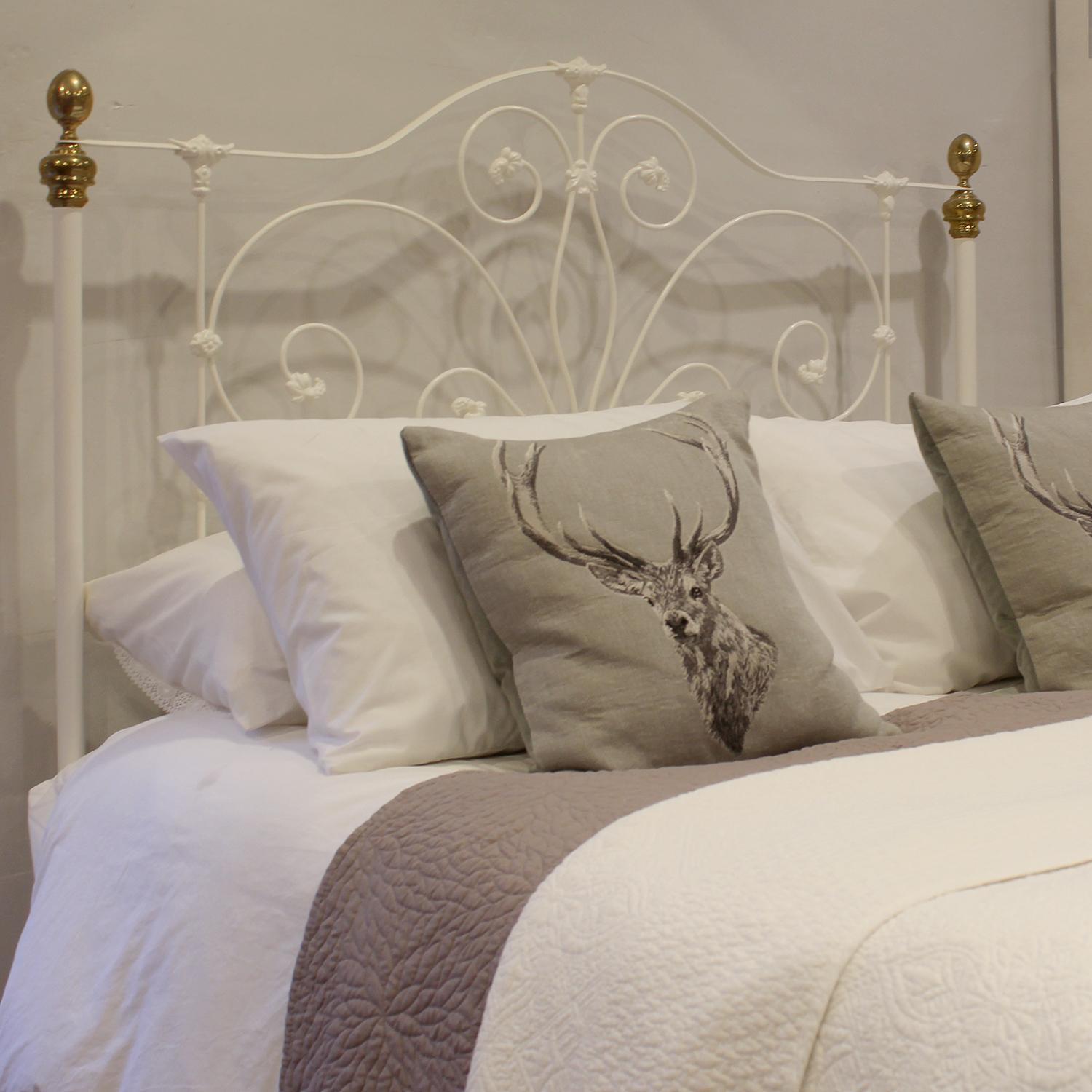 5ft Wide Cast Iron White Antique Bed MK312 2