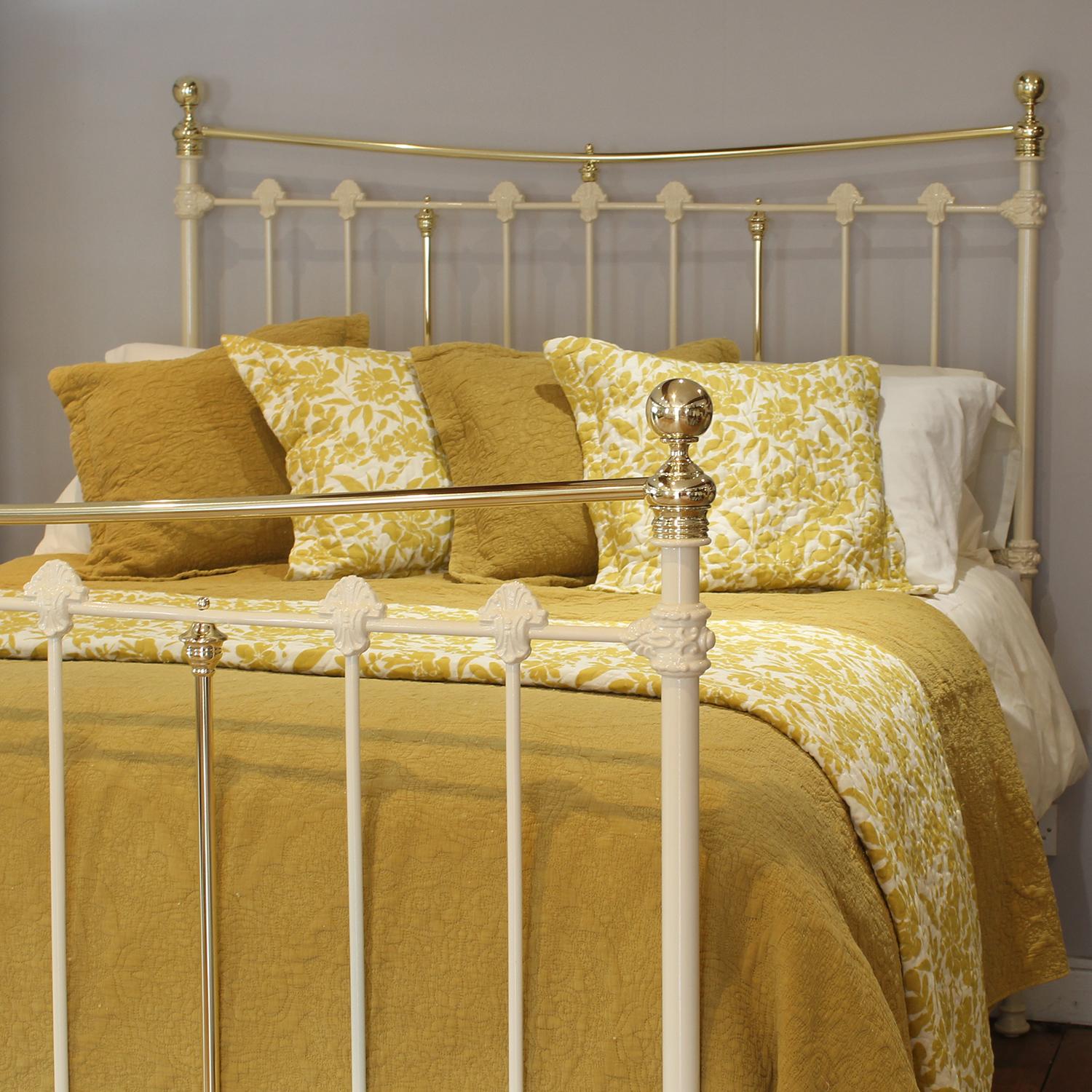 Victorian 5ft Wide Cream Antique Bed with Decorative Castings MK327 For Sale
