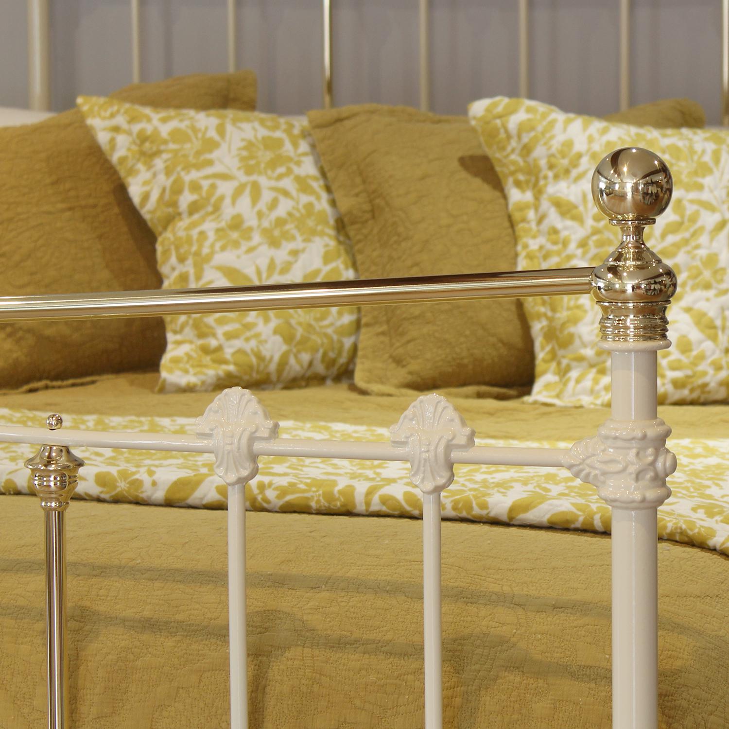 English 5ft Wide Cream Antique Bed with Decorative Castings MK327 For Sale