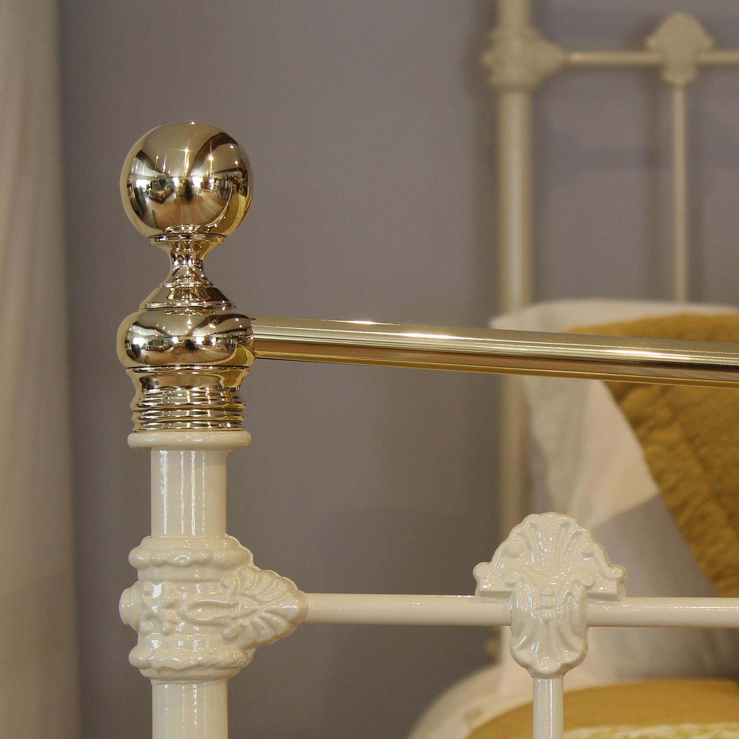 5ft Wide Cream Antique Bed with Decorative Castings MK327 In Good Condition For Sale In Wrexham, GB