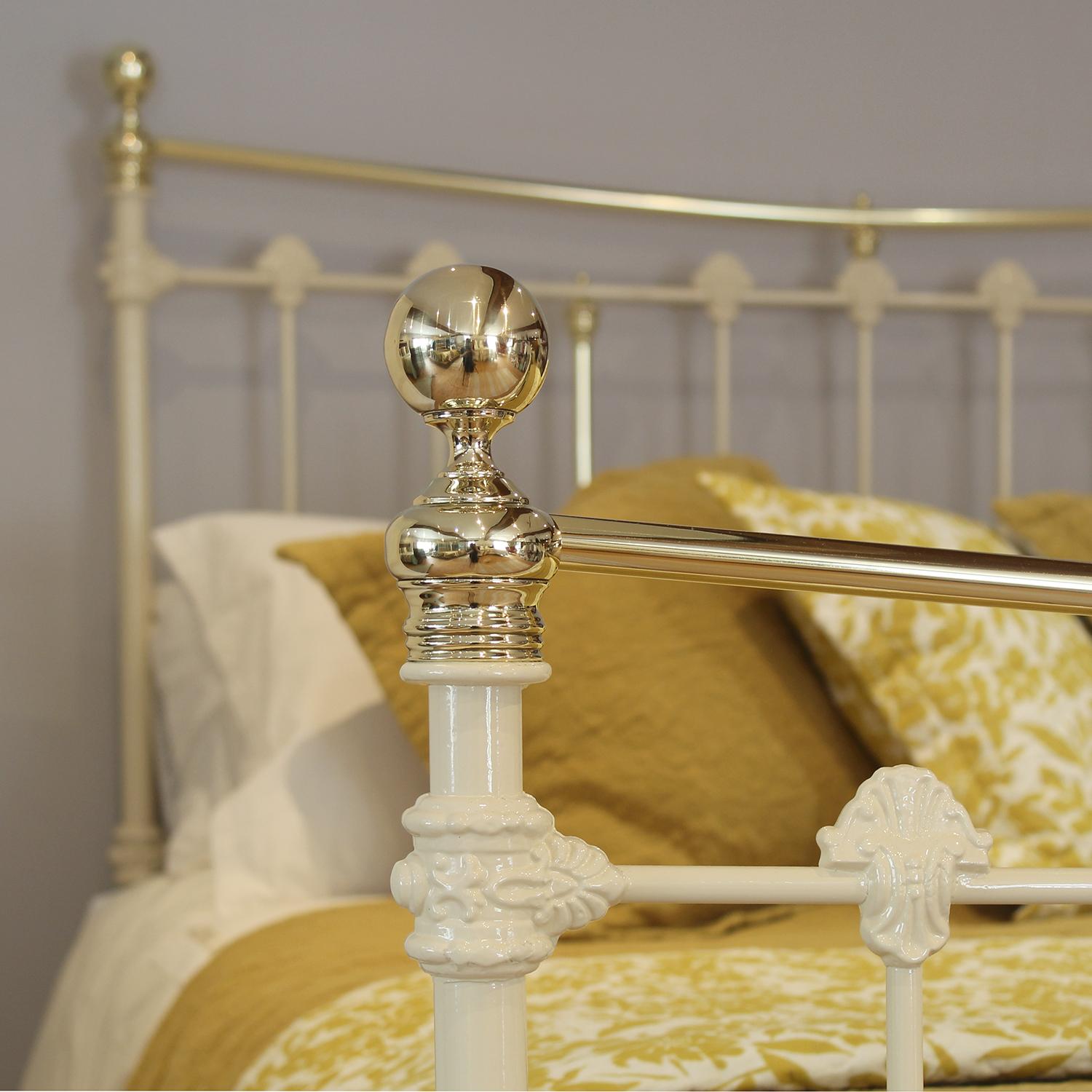 19th Century 5ft Wide Cream Antique Bed with Decorative Castings MK327 For Sale