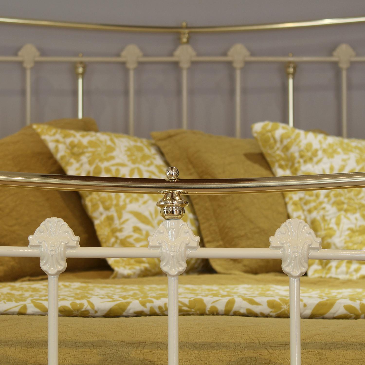 Brass 5ft Wide Cream Antique Bed with Decorative Castings MK327 For Sale