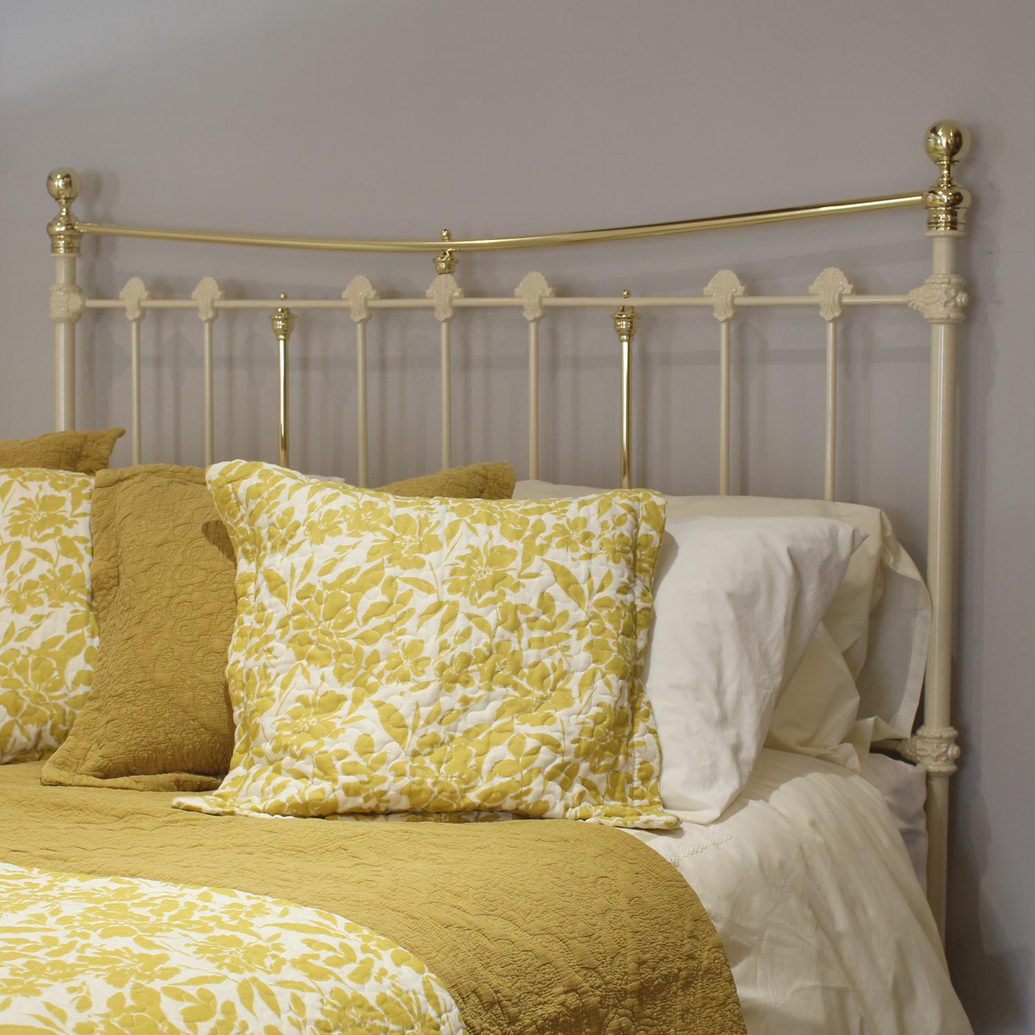 5ft Wide Cream Antique Bed with Decorative Castings MK327 For Sale 1