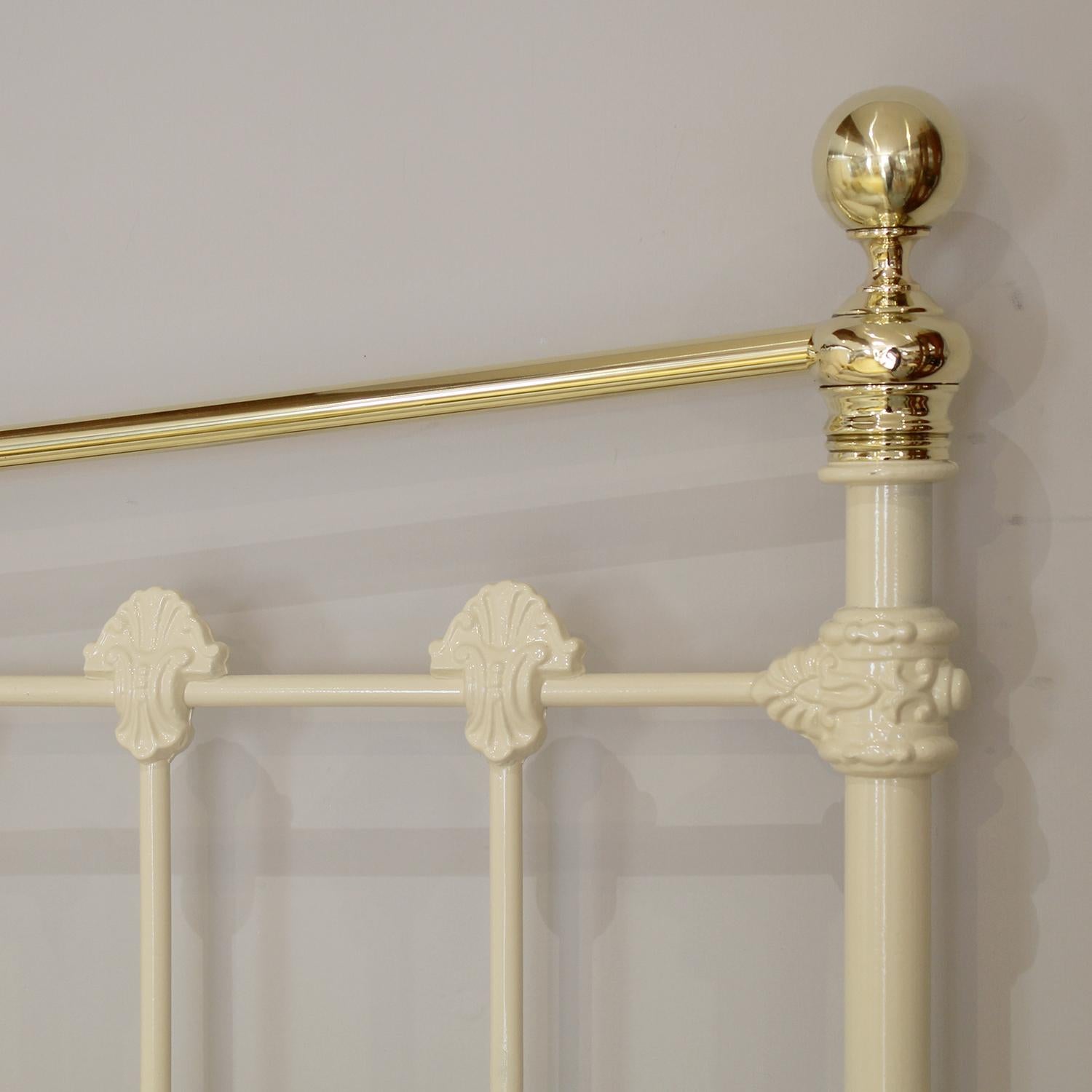 5ft Wide Cream Antique Bed with Decorative Castings MK327 For Sale 2