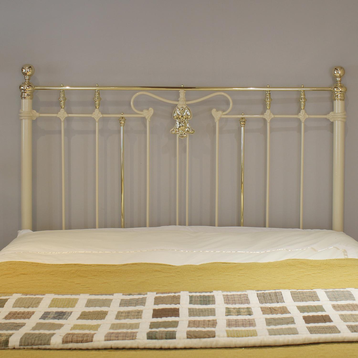 Inglese Letto antico a piattaforma decorativa in ghisa e ottone di 5 piedi di larghezza in crema MK329 in vendita