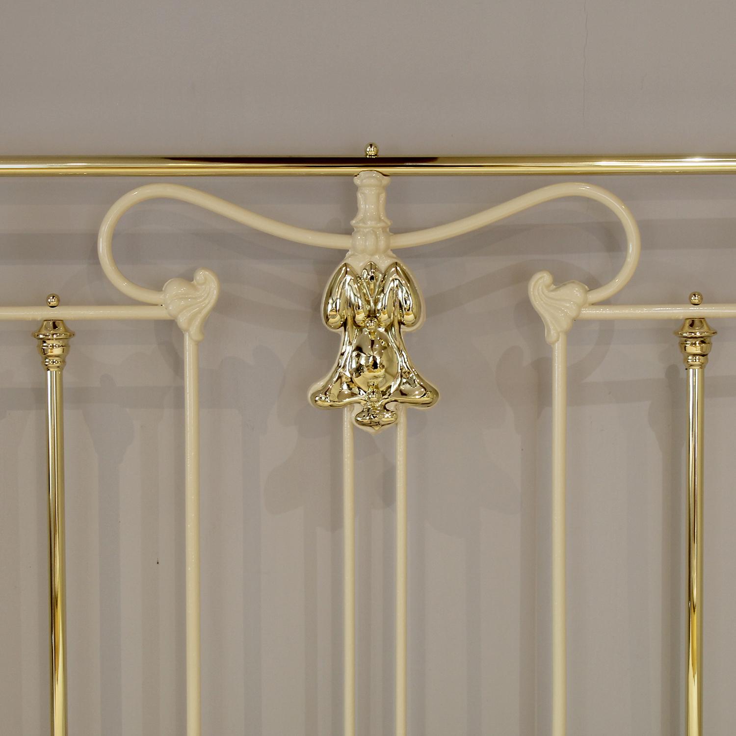 Calco Letto antico a piattaforma decorativa in ghisa e ottone di 5 piedi di larghezza in crema MK329 in vendita
