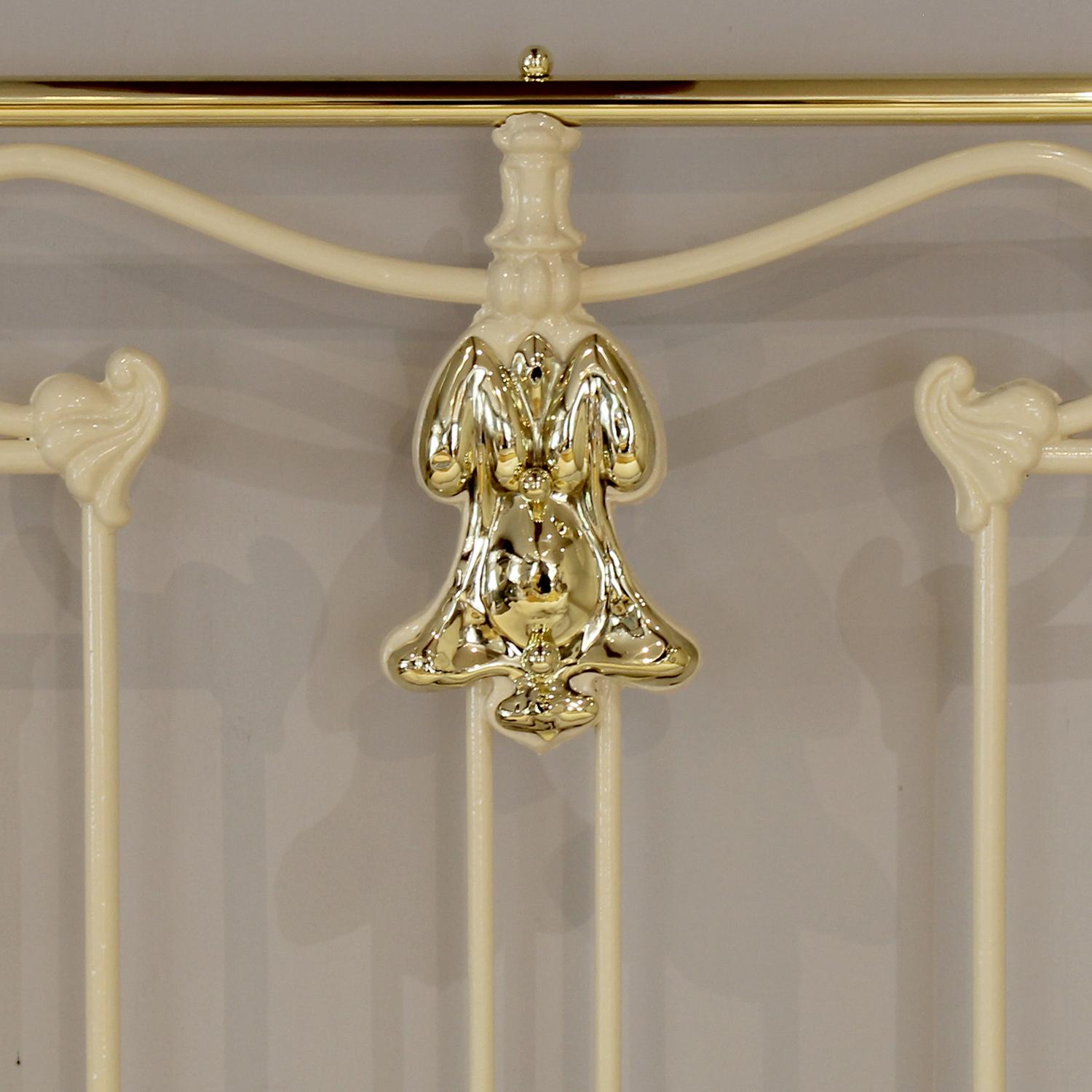 Letto antico a piattaforma decorativa in ghisa e ottone di 5 piedi di larghezza in crema MK329 In condizioni buone in vendita a Wrexham, GB
