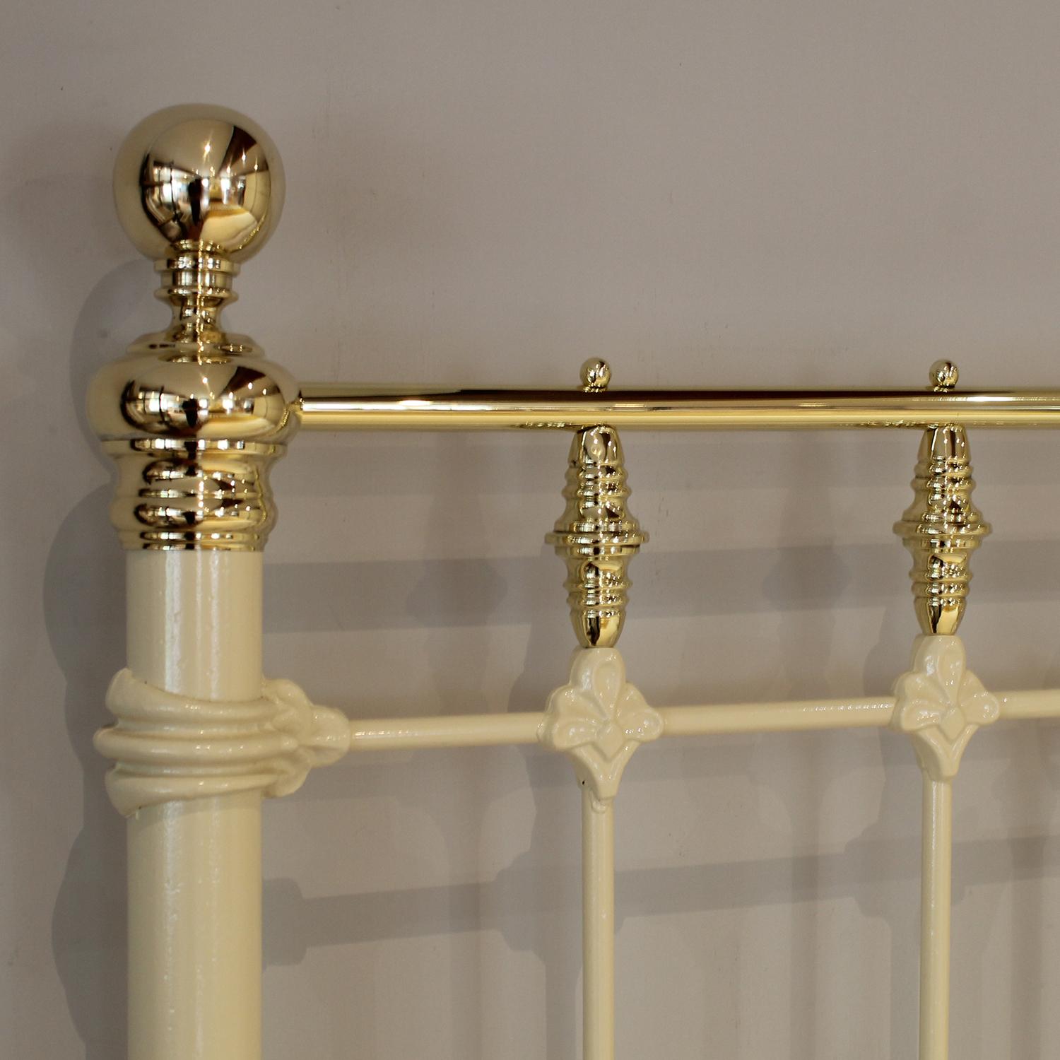 XIX secolo Letto antico a piattaforma decorativa in ghisa e ottone di 5 piedi di larghezza in crema MK329 in vendita