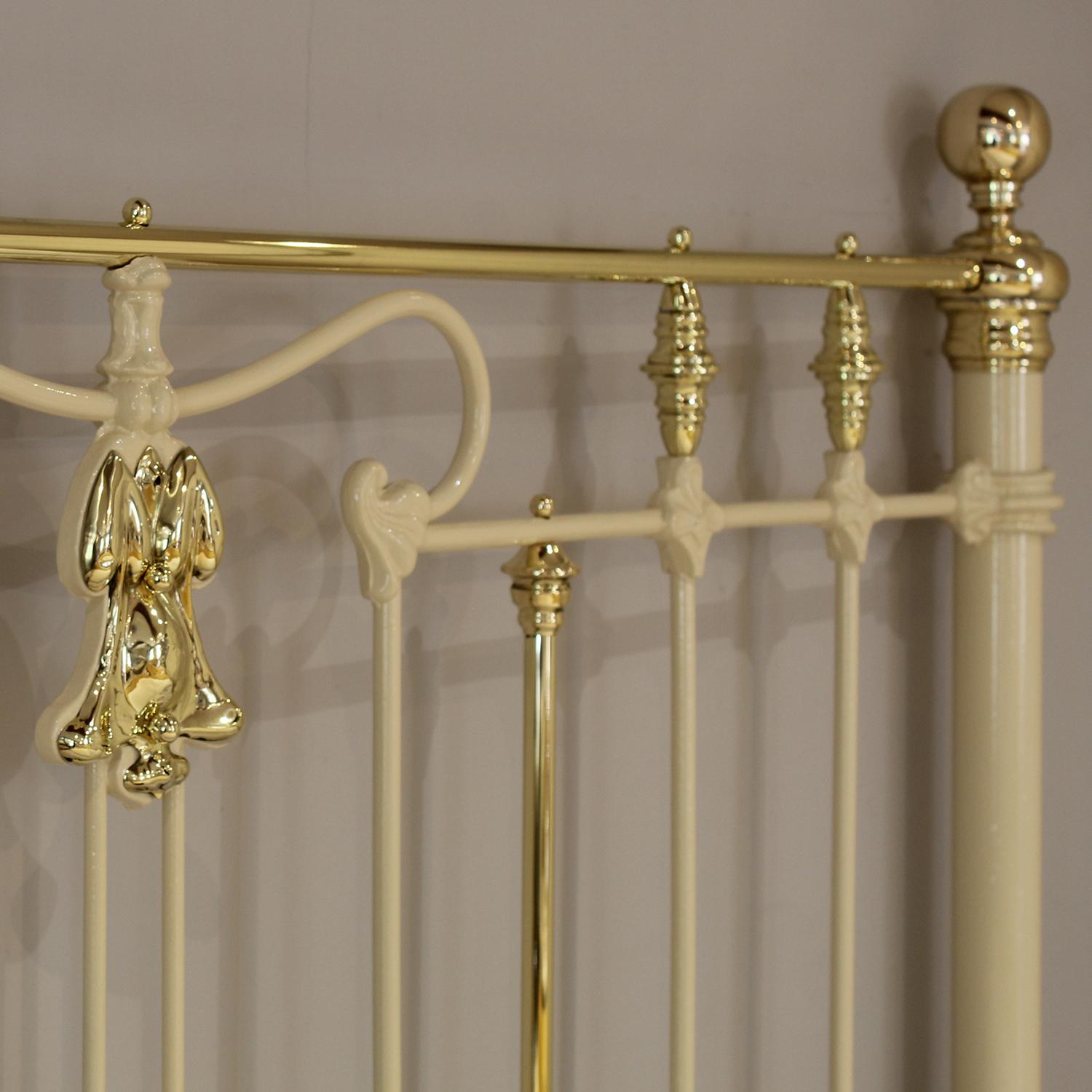 Acciaio Letto antico a piattaforma decorativa in ghisa e ottone di 5 piedi di larghezza in crema MK329 in vendita