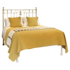 5ft breites dekoratives Plateaubett aus Gusseisen und Messing in Creme MK329, antikes Bett in Creme