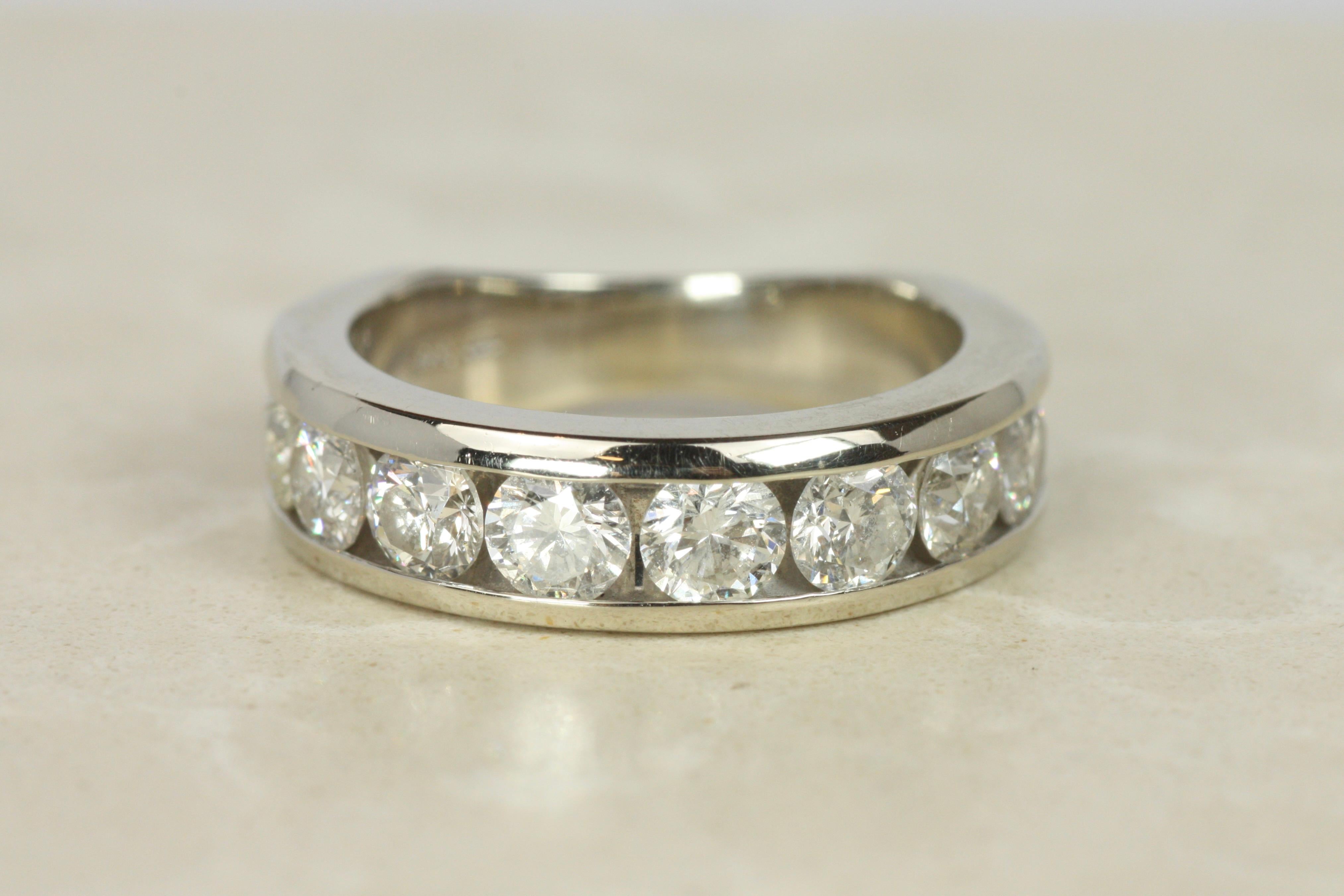 Alianza de boda cónica de oro blanco de 14 quilates con 8 diamantes engastados en canal de 5 mm Corte redondo en venta