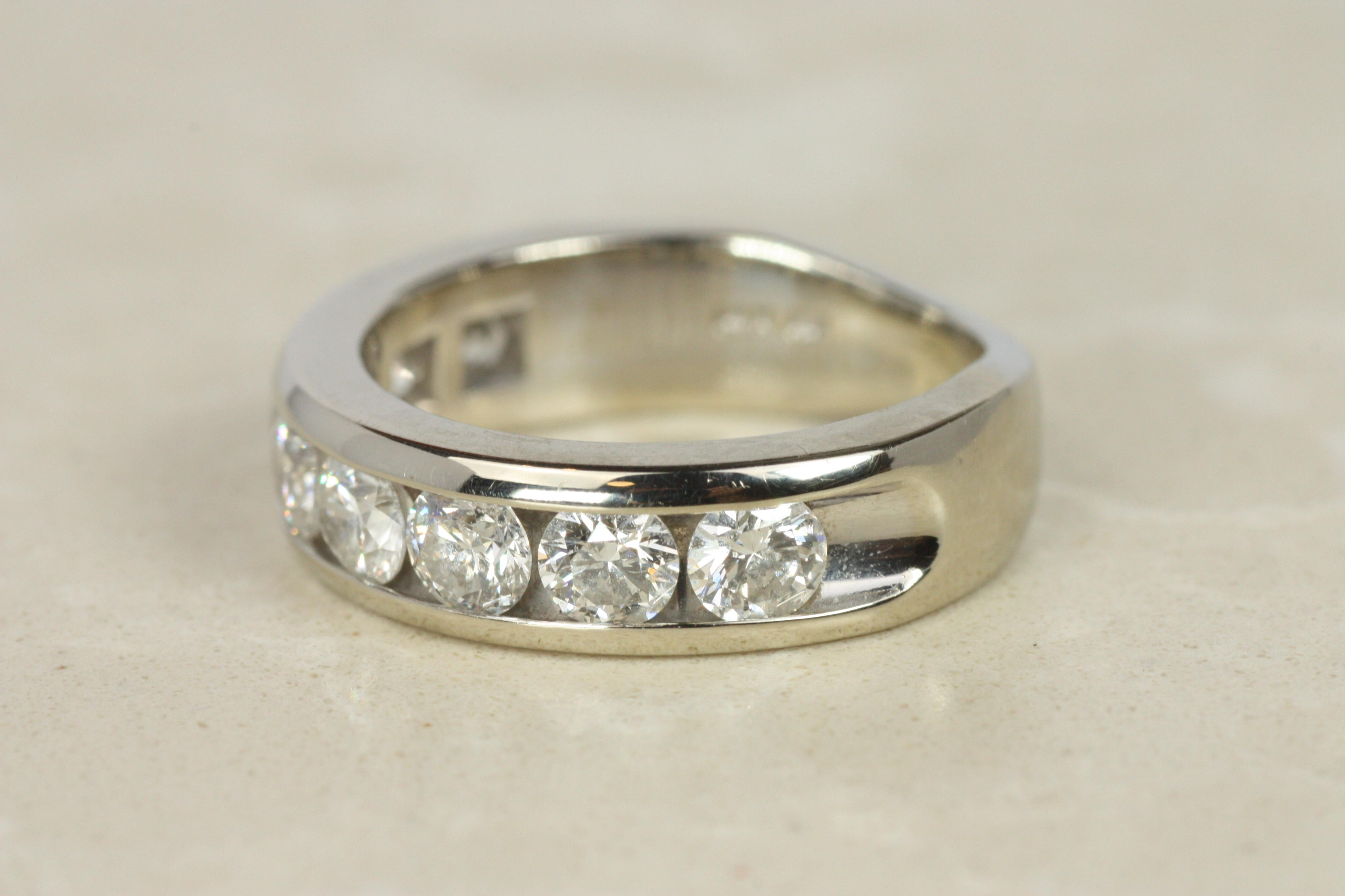 Alianza de boda cónica de oro blanco de 14 quilates con 8 diamantes engastados en canal de 5 mm en Bueno estado para la venta en Santa Monica, CA