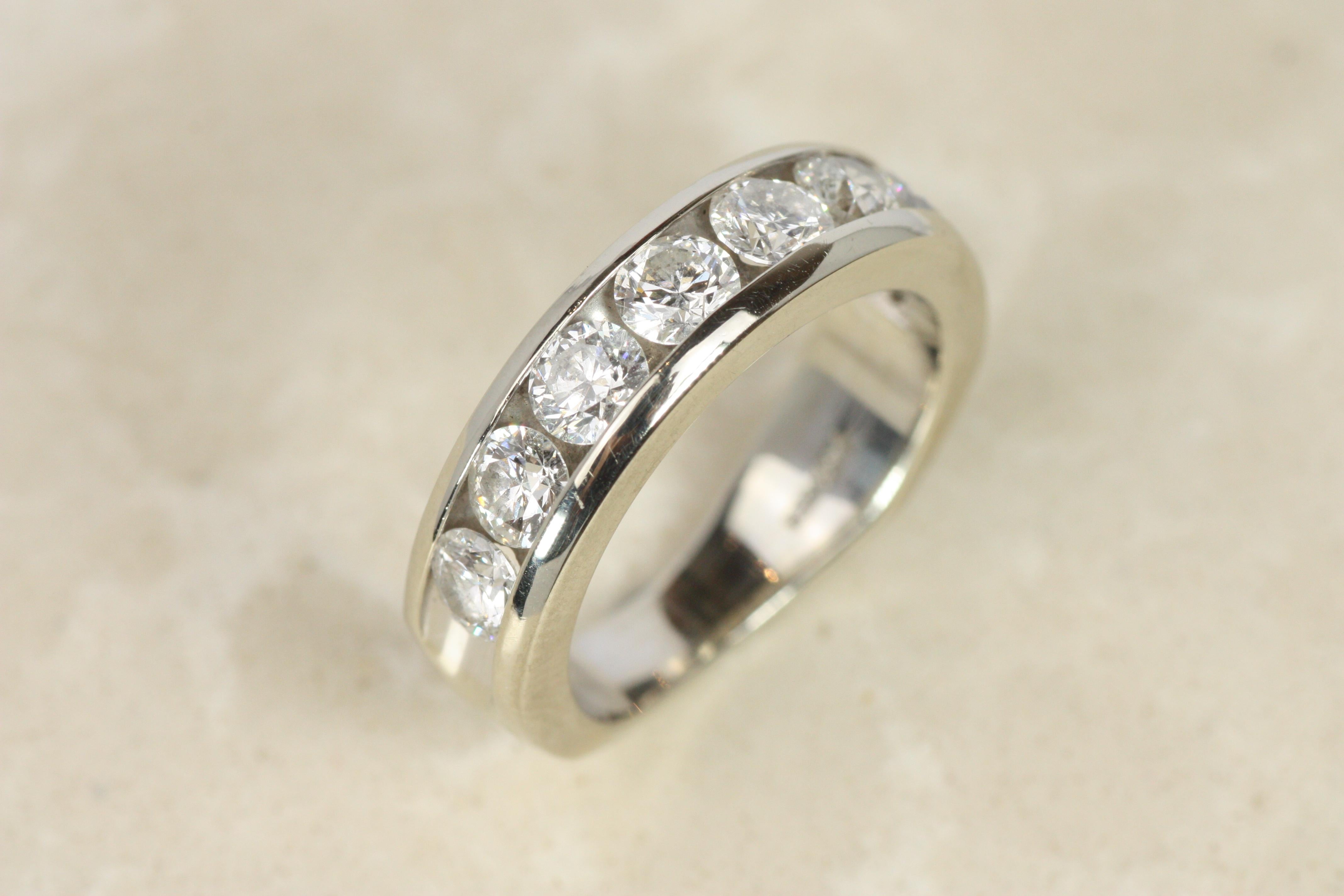 De las mujeres Alianza de boda cónica de oro blanco de 14 quilates con 8 diamantes engastados en canal de 5 mm en venta