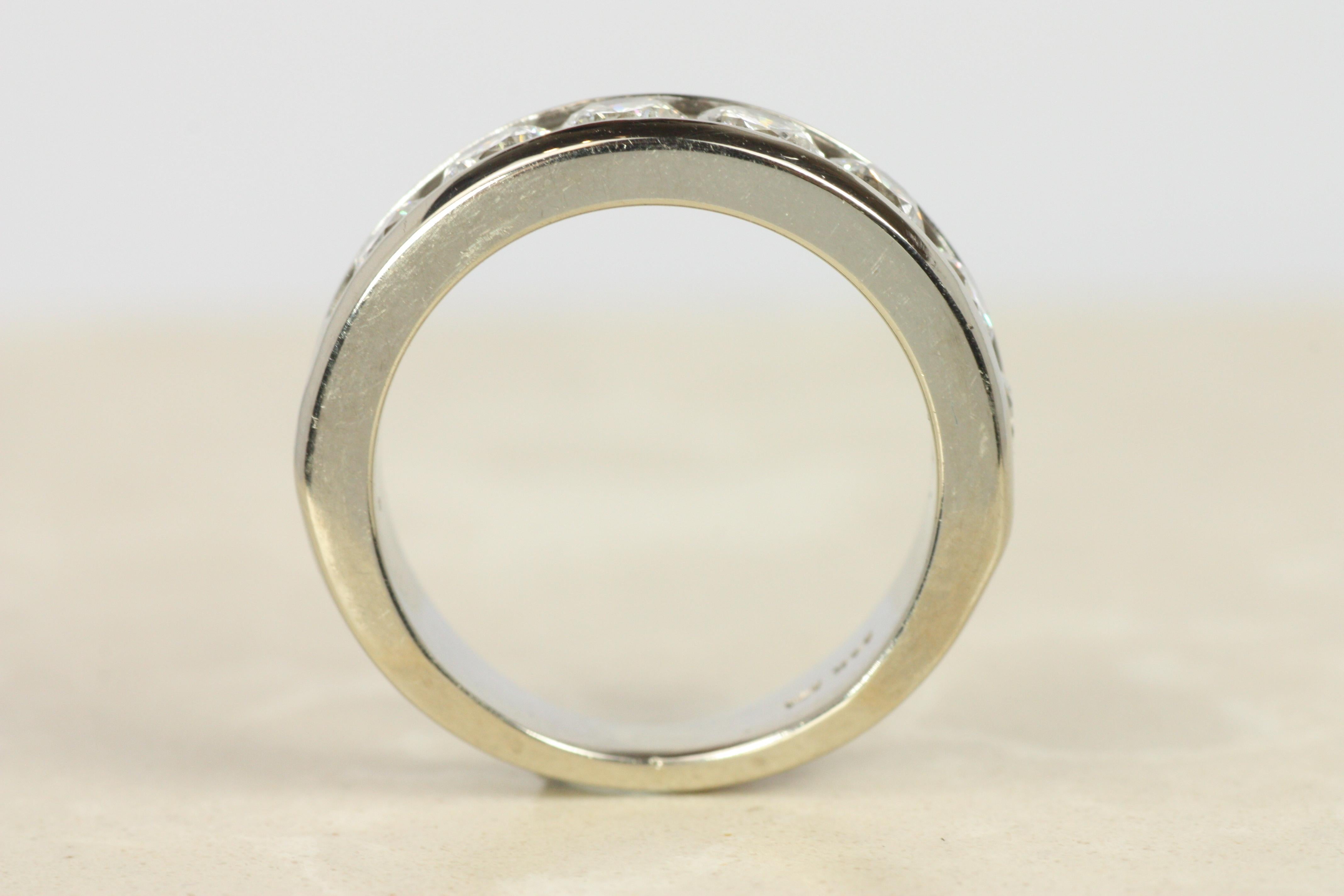 Alianza de boda cónica de oro blanco de 14 quilates con 8 diamantes engastados en canal de 5 mm en venta 1