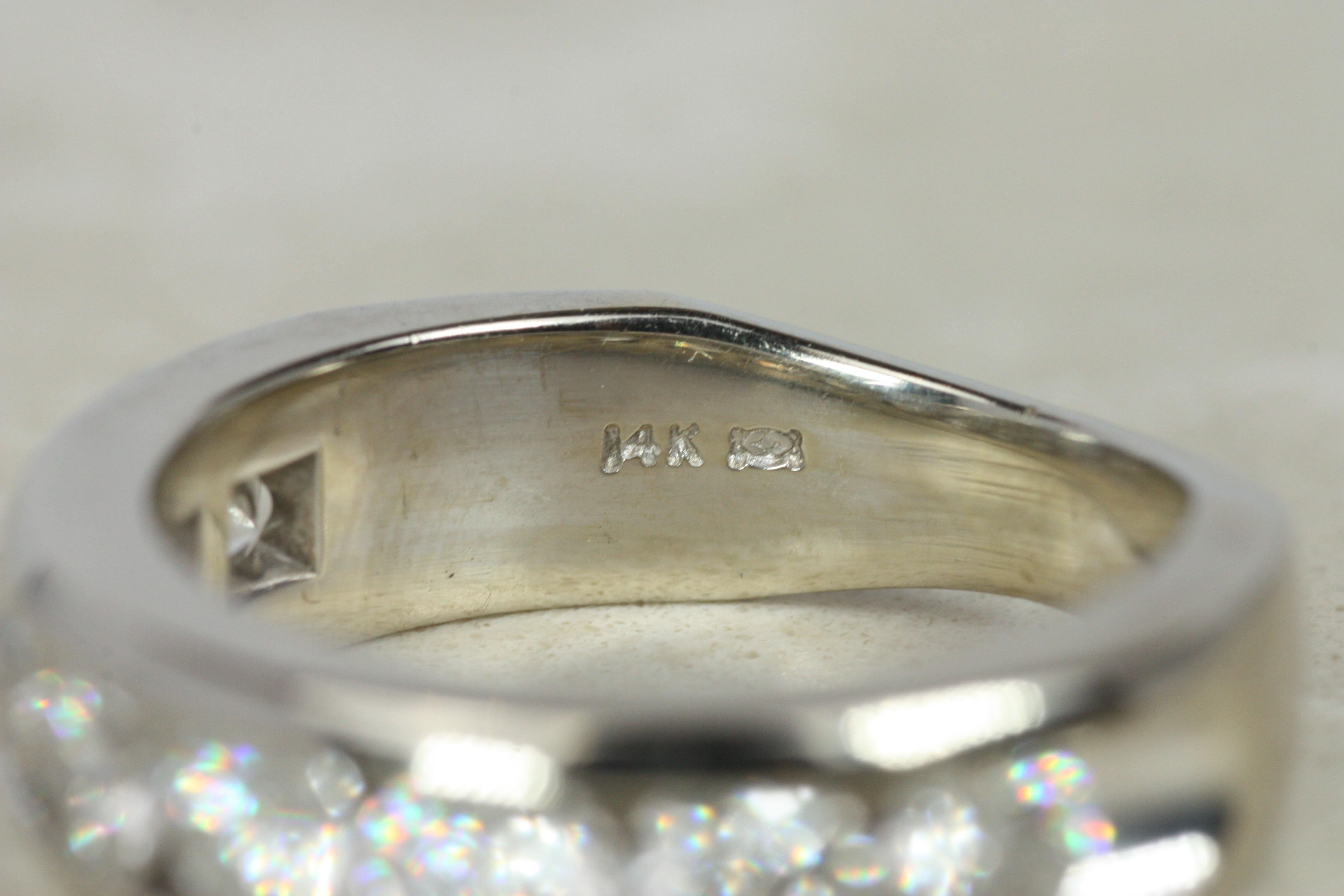 Alianza de boda cónica de oro blanco de 14 quilates con 8 diamantes engastados en canal de 5 mm en venta 2
