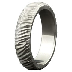 Anello con mini sfaccettature da 5 mm in argento sterling 925 di Leonie Simpson