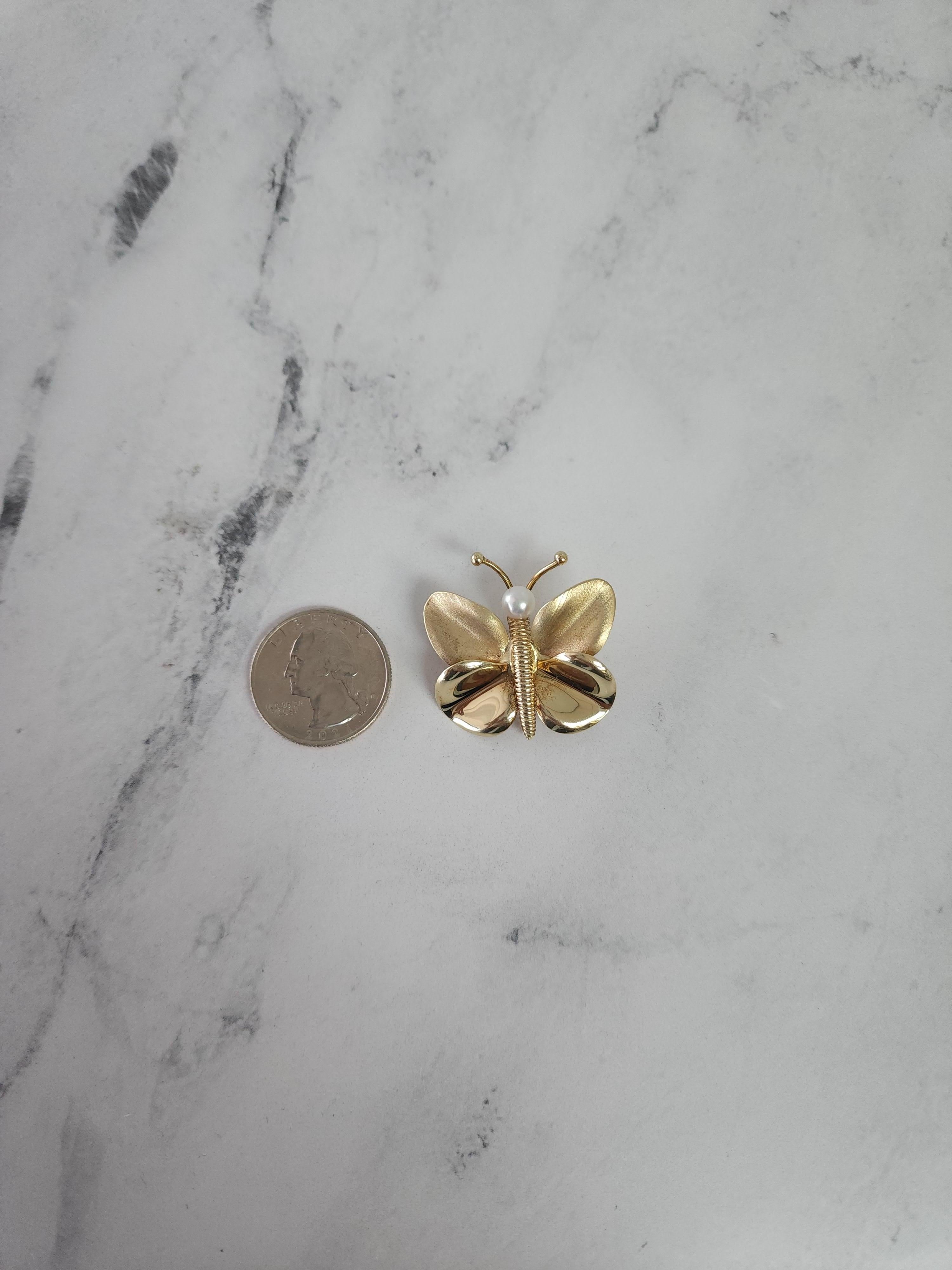 Round Cut 5MM Pearl Gold Butterfly Brooch 14k Yellow Gold For Sale