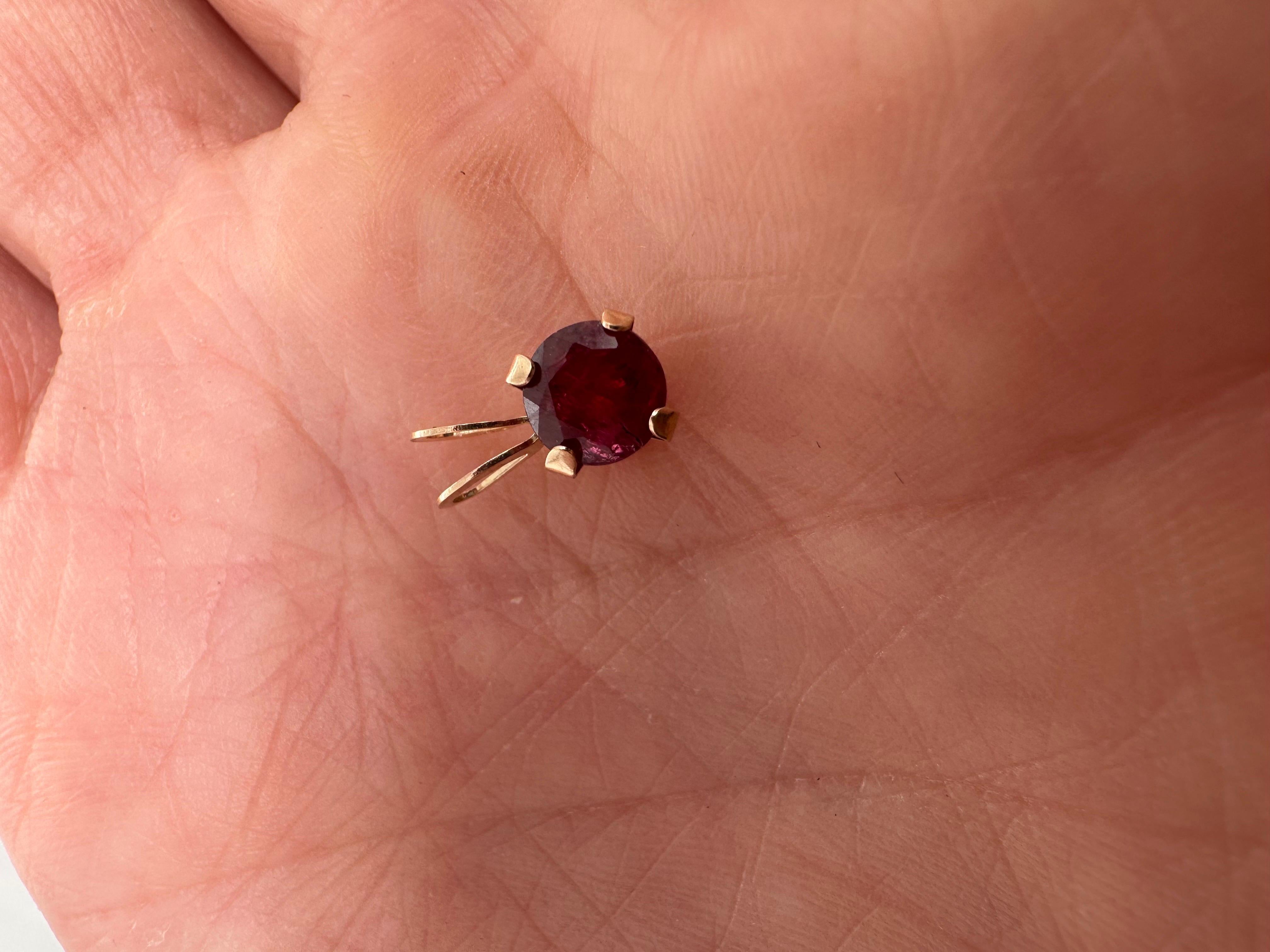 Taglio rotondo Ciondolo con rubino da 5 mm in oro 10KT Idea regalo di San Valentino in vendita