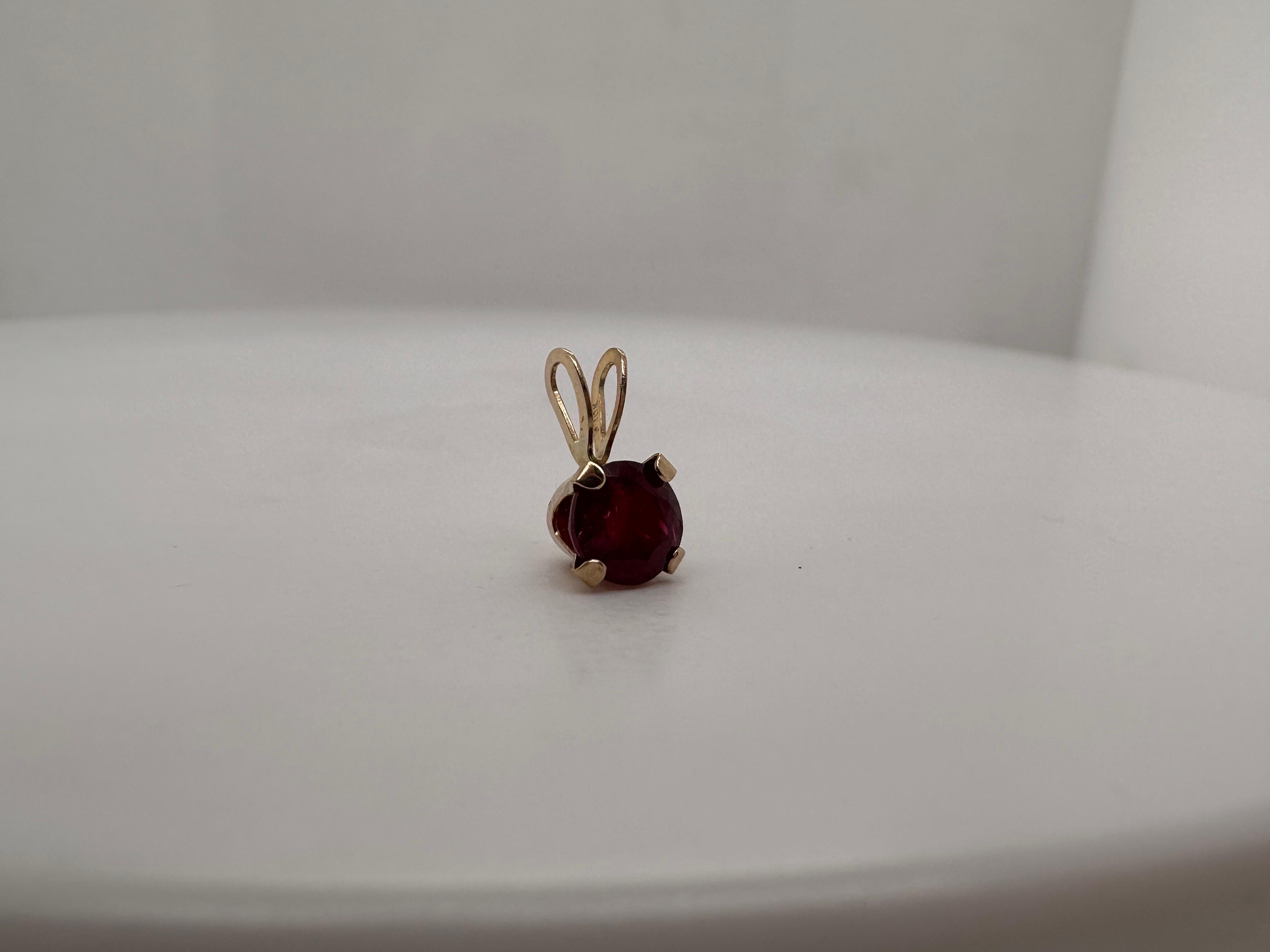 Ciondolo con rubino da 5 mm in oro 10KT Idea regalo di San Valentino In condizioni Nuovo in vendita a Boca Raton, FL