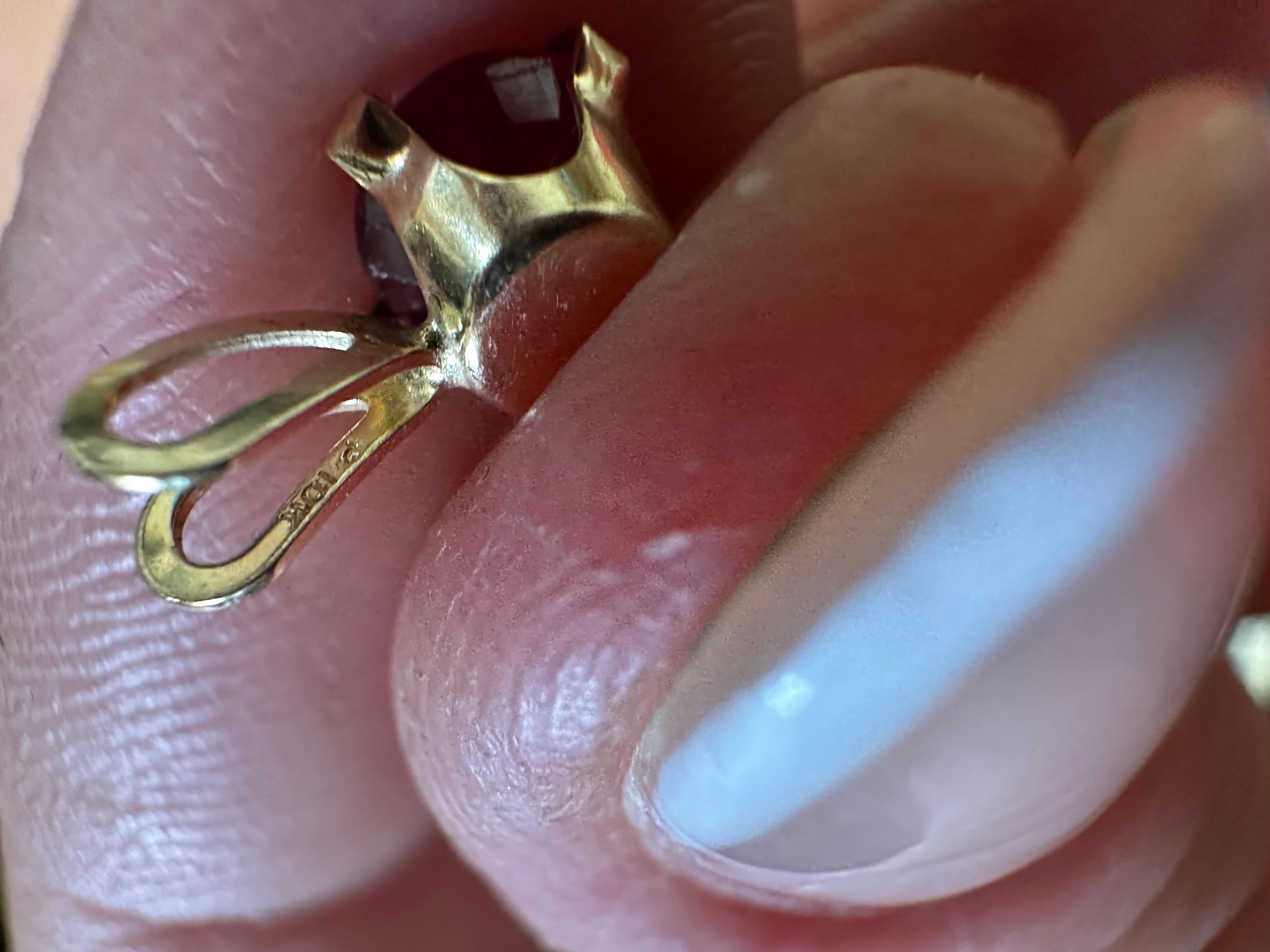Ciondolo con rubino da 5 mm in oro 10KT Idea regalo di San Valentino in vendita 1
