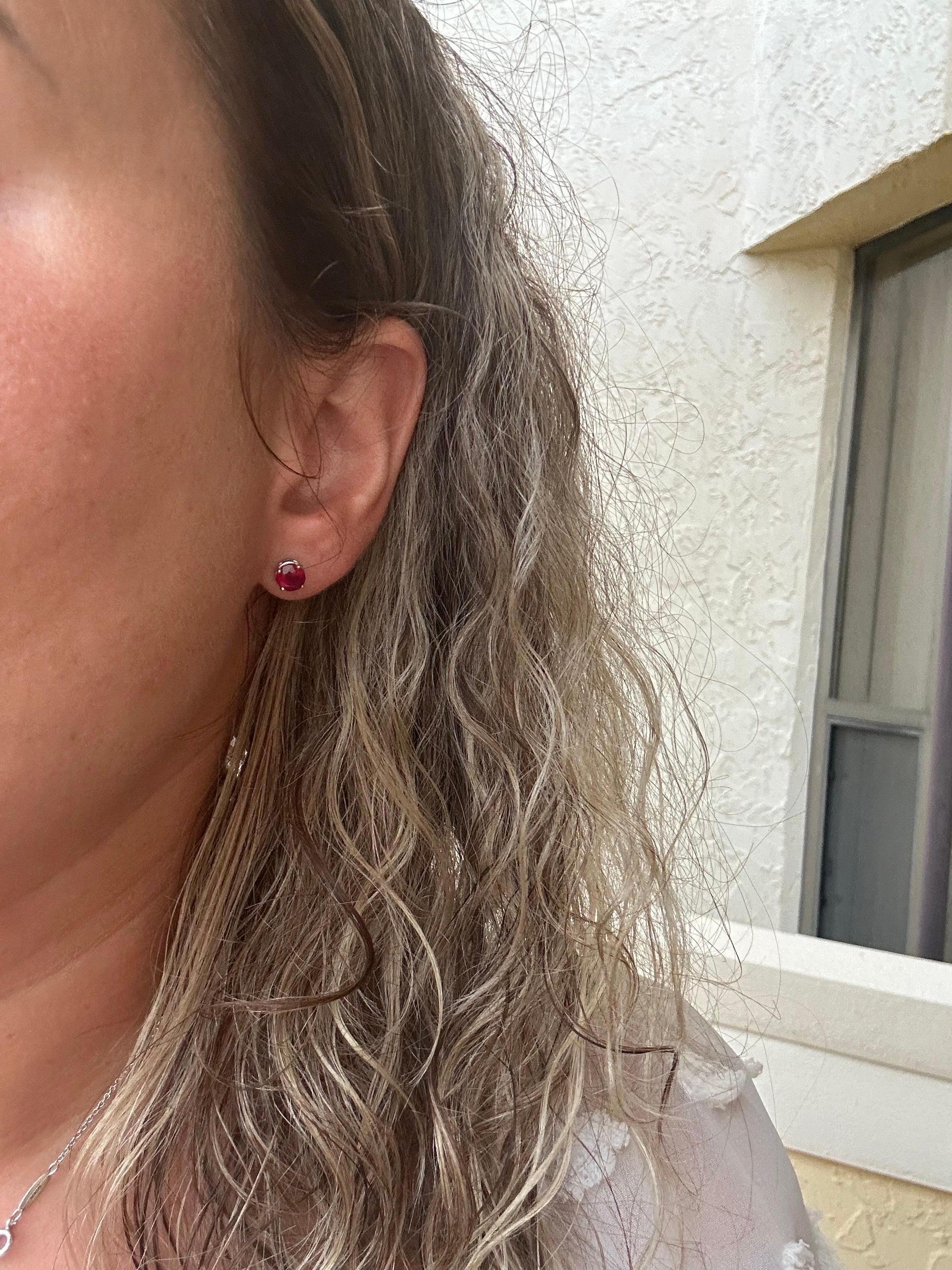 Orecchini con rubino a perno da 5 mm, M. Redly 100% naturale di colore rosso rosato e di moderata limpidezza. Le borchie vengono fornite con un certificato di autenticità e una bellissima confezione. I rubini non sono trattati.

Il certificato di