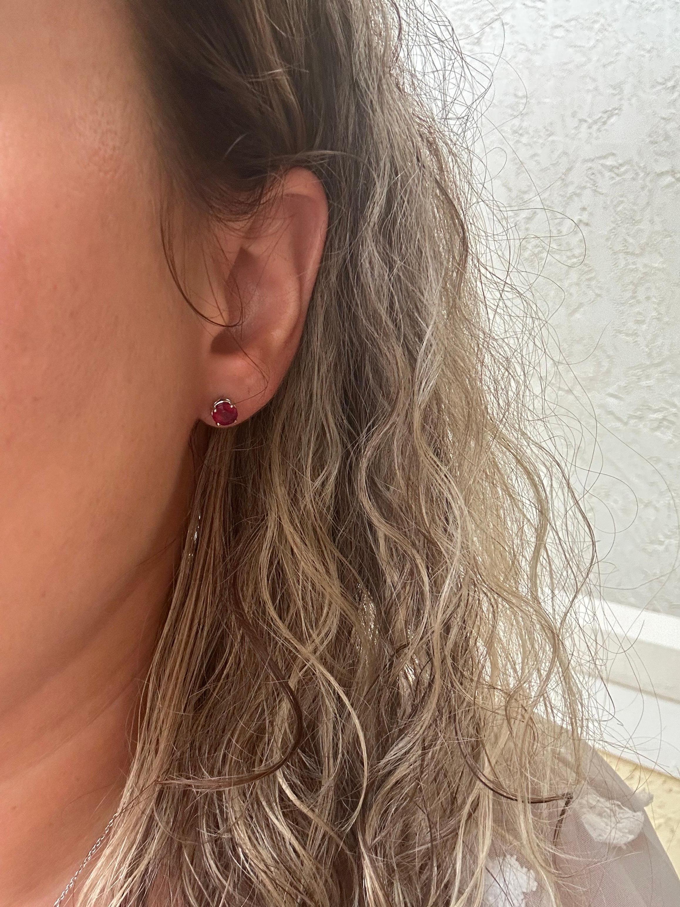 Taglio rotondo Orecchini con rubino da 5 mm in oro 14KT con rubino naturale in vendita