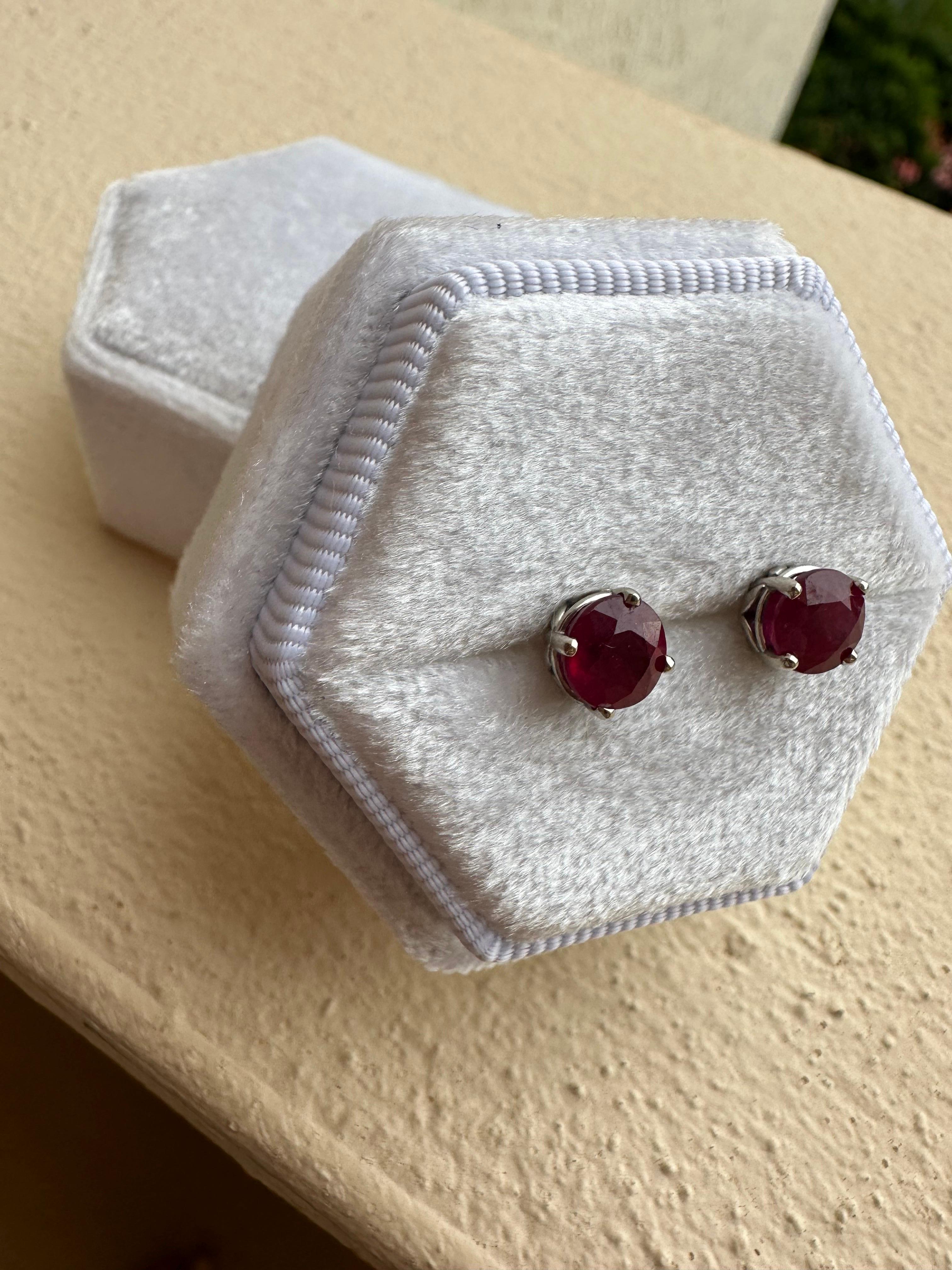 5mm ruby studs 14KT gold natural ruby stud earrings  In New Condition For Sale In Boca Raton, FL